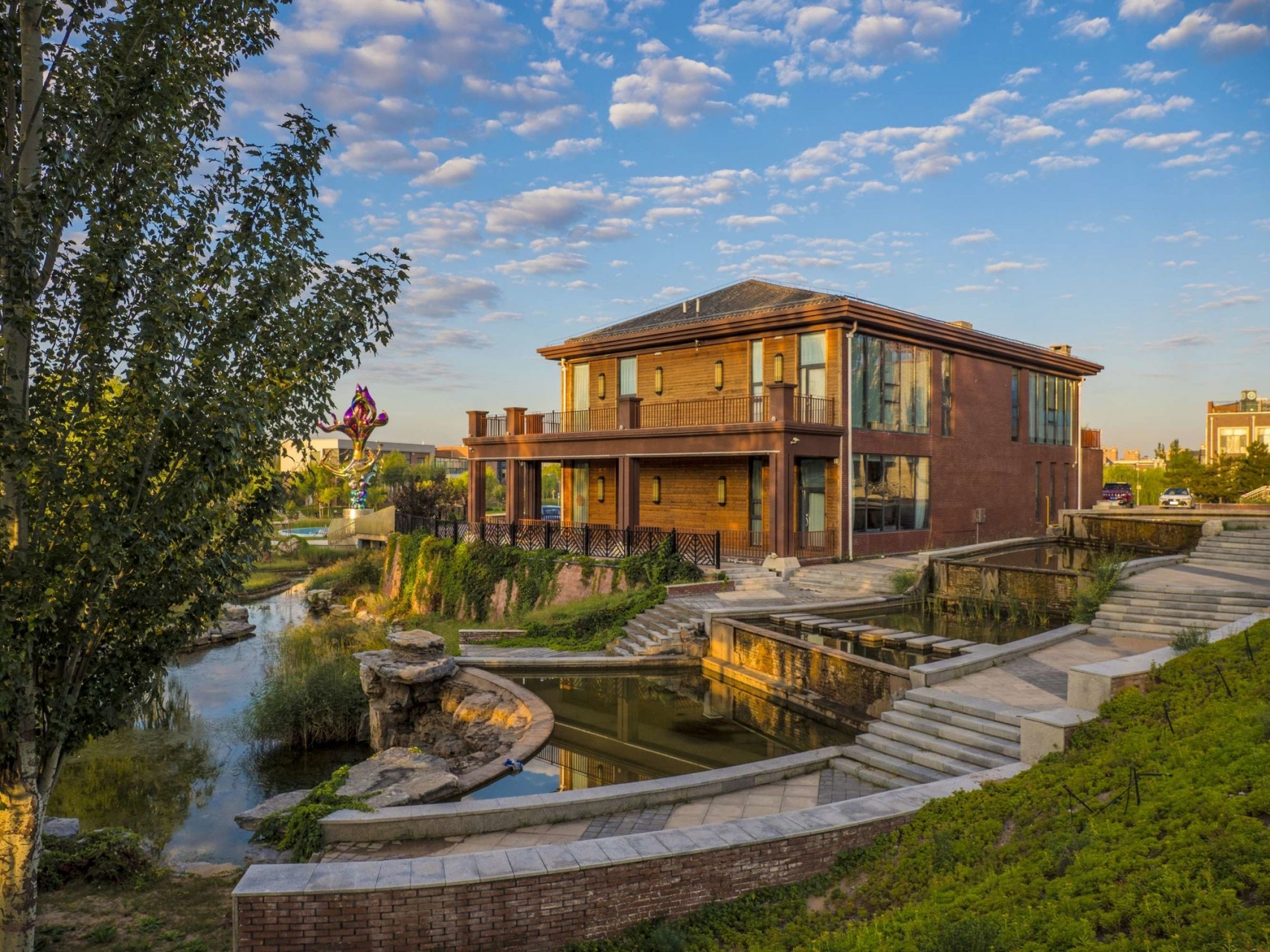 康巴什因从荒原上迅速崛起为现代都市而闻名于世,"康巴什"是蒙语"卓越