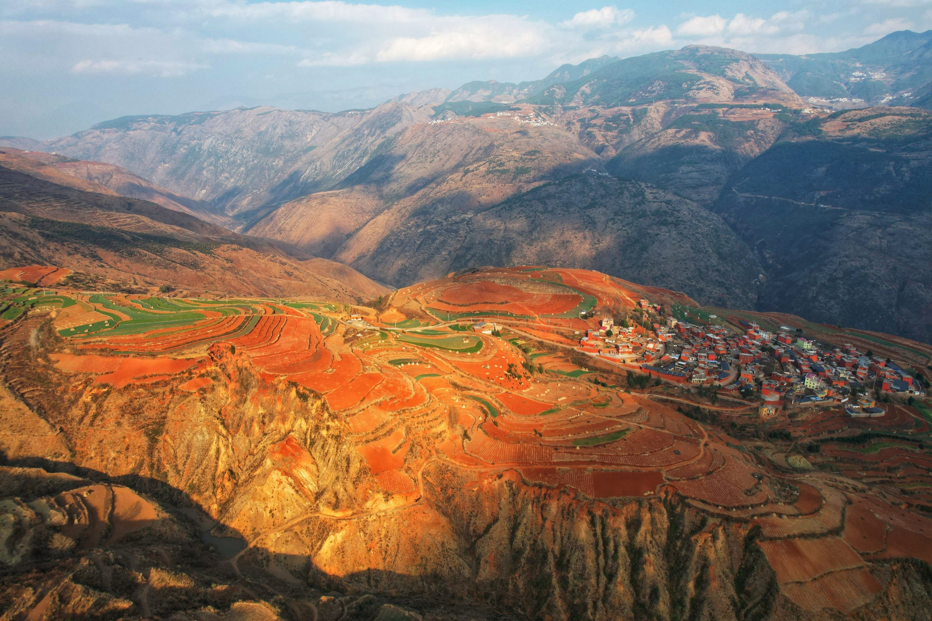 "东川红土地"位于昆明市以北偏东方向,属昆明市东川区.