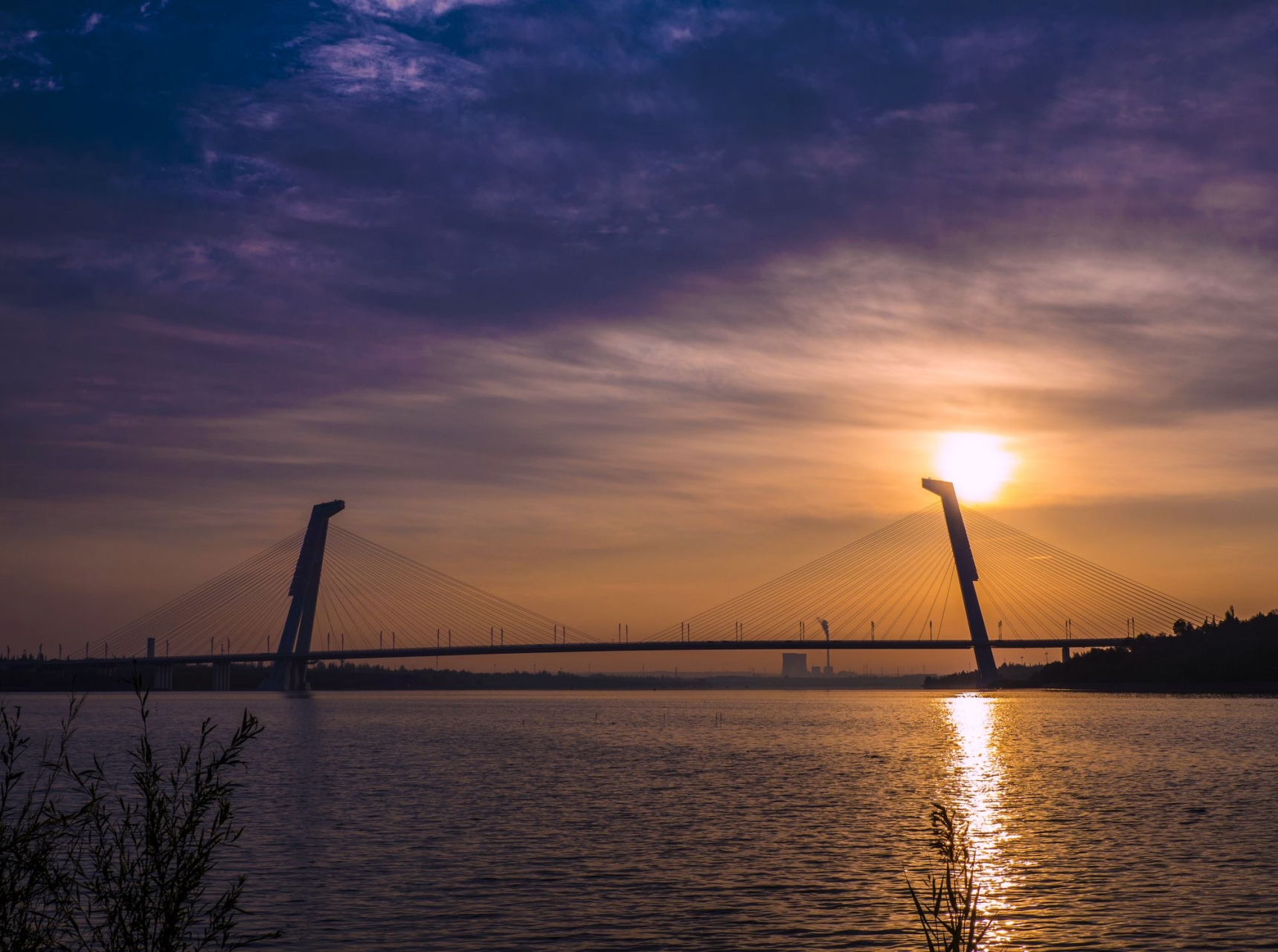 乌兰木伦湖的日出日落