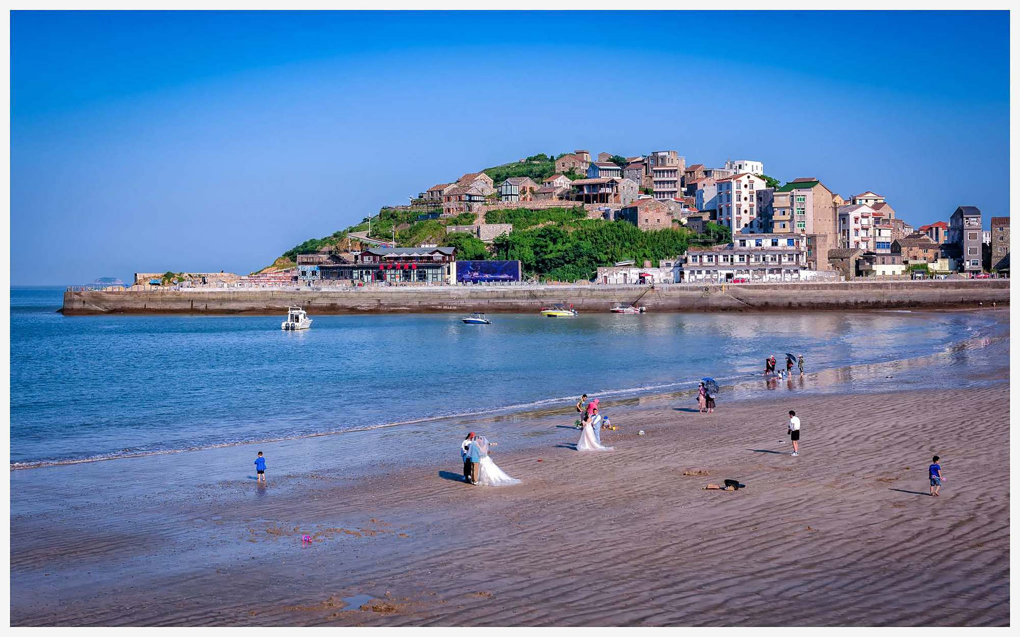 温岭金沙滩位于温岭石塘镇车关村,因沙质金黄细腻而得名,并具有坡度