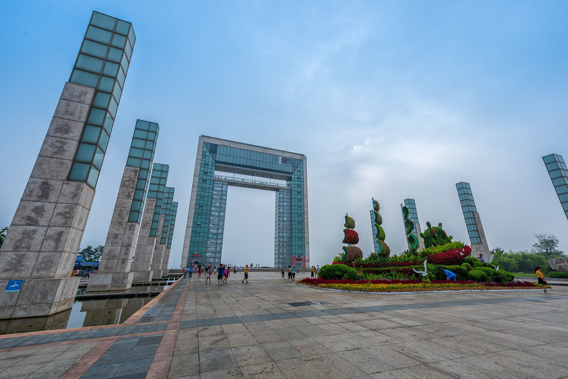 穿过幸福门地上有一个凸起的圆形锻铜建筑,称为"百福图",这里是威海