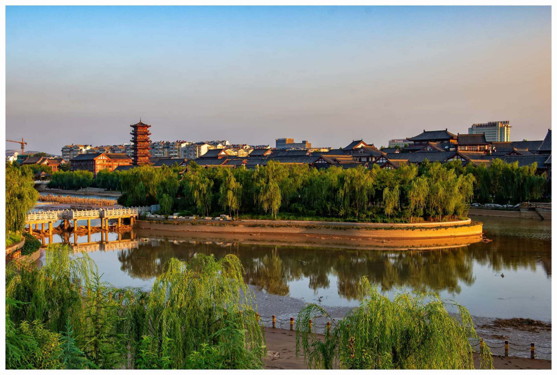 "宋城"是青州市打造古城风貌的第一个城建项目,它的建设以万年桥为