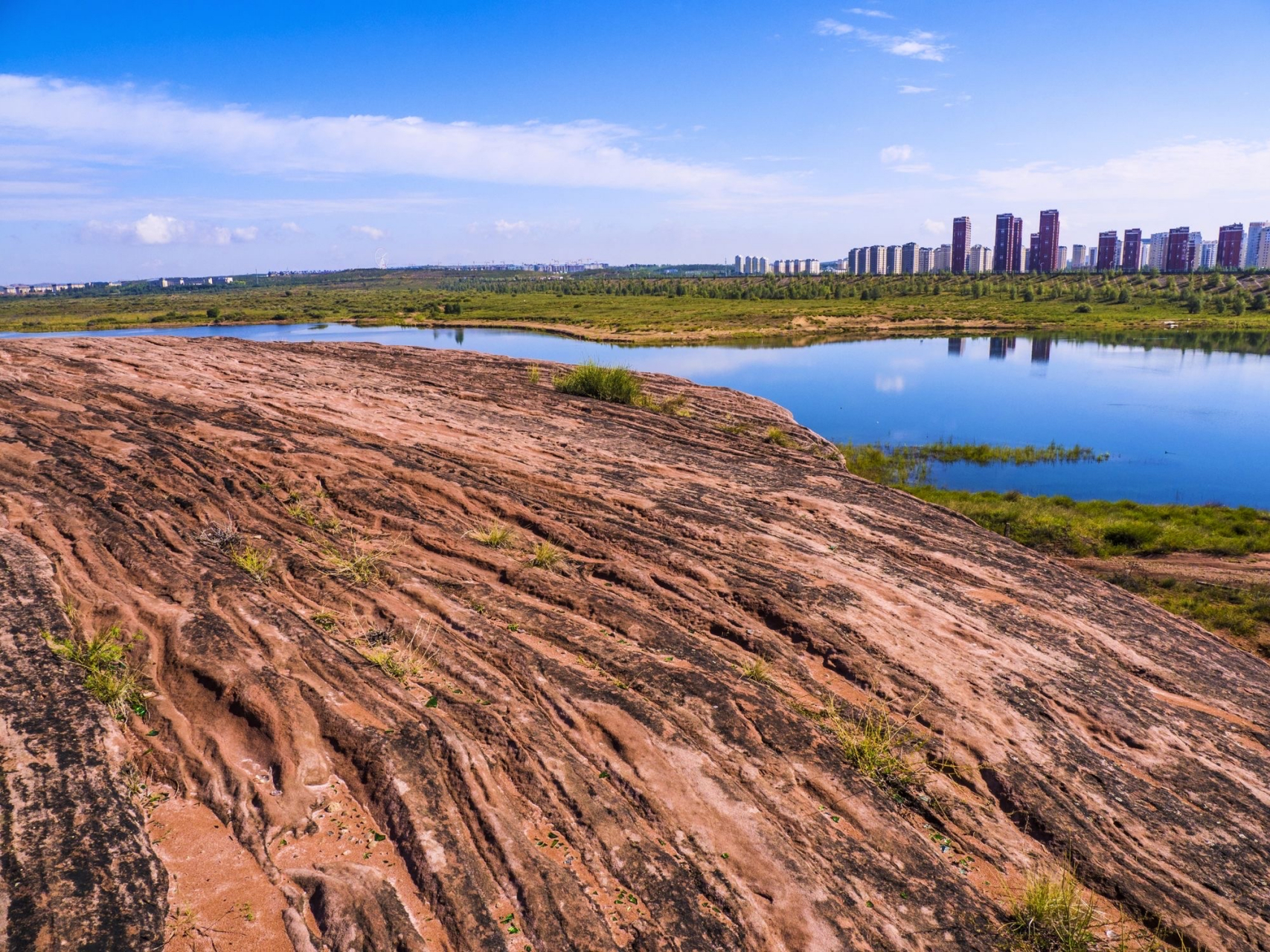 乌兰木伦水库的红石岩
