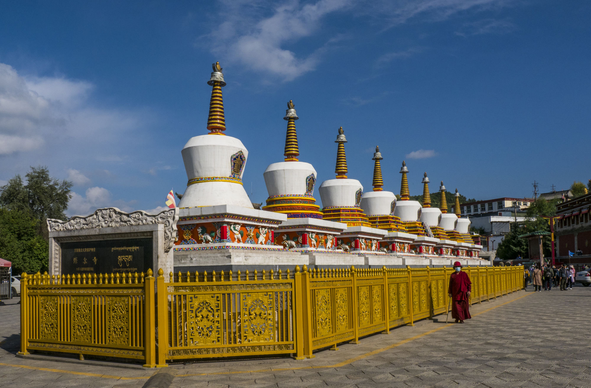塔尔寺是中国藏传佛教格鲁派(黄教)六大寺院之一,也是青海省首屈一指
