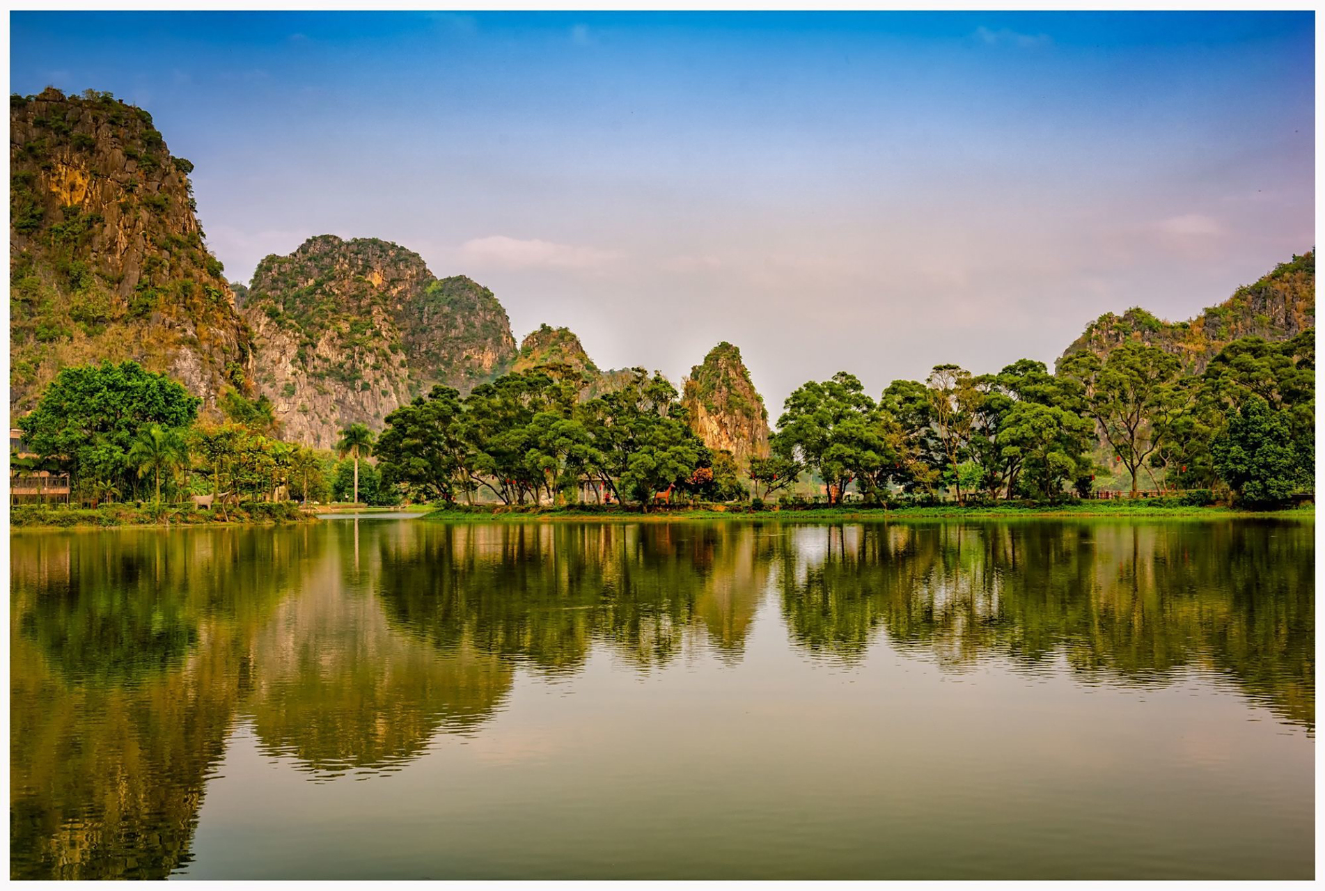 龙珠湖坐落在玉林市陆川县城北的珊罗田龙村,景区内一座座石山拔地而