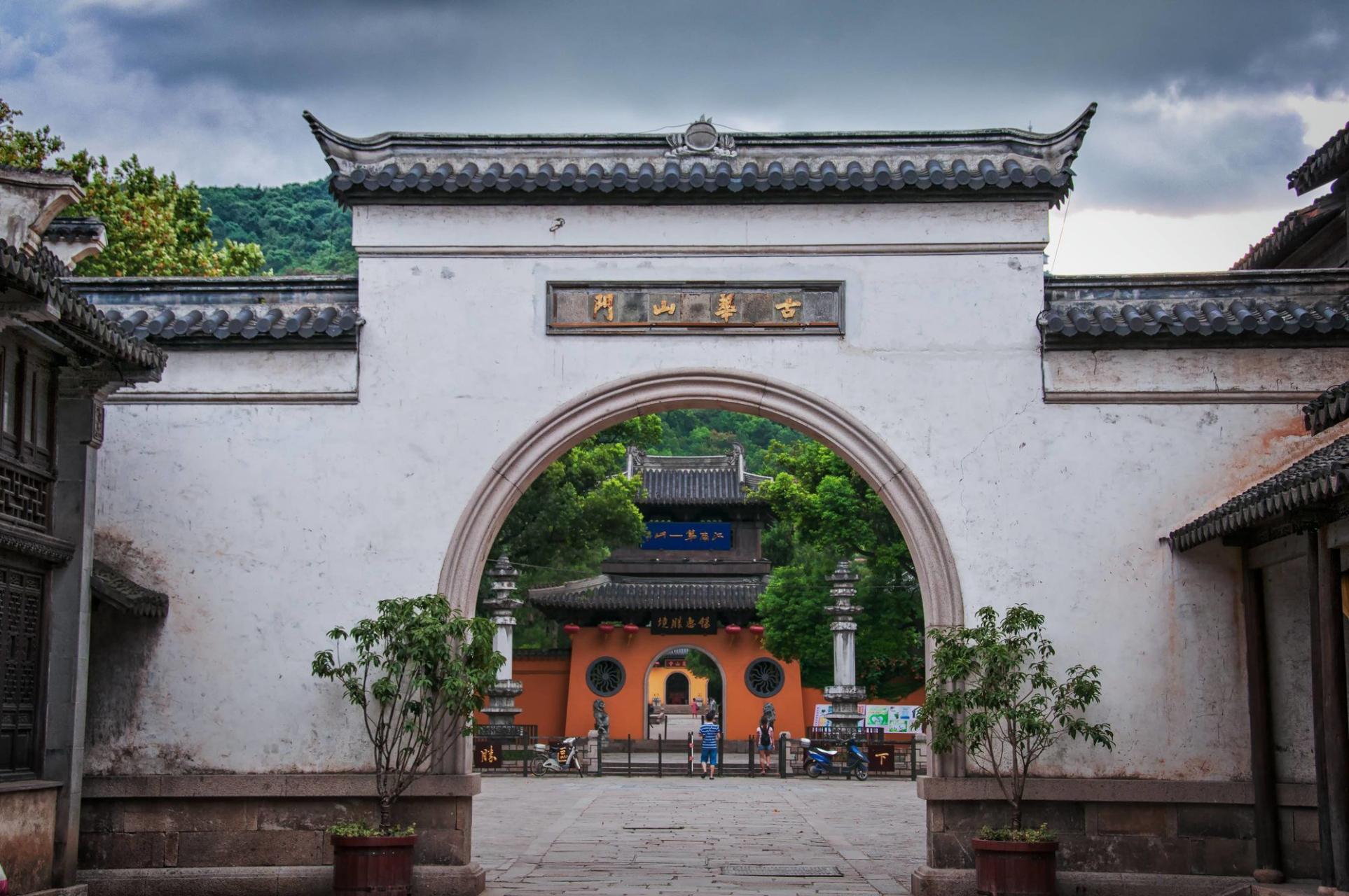 惠山寺 惠山寺,坐落于无锡城西被乾隆皇帝誉为"江南第一山"的惠山下,