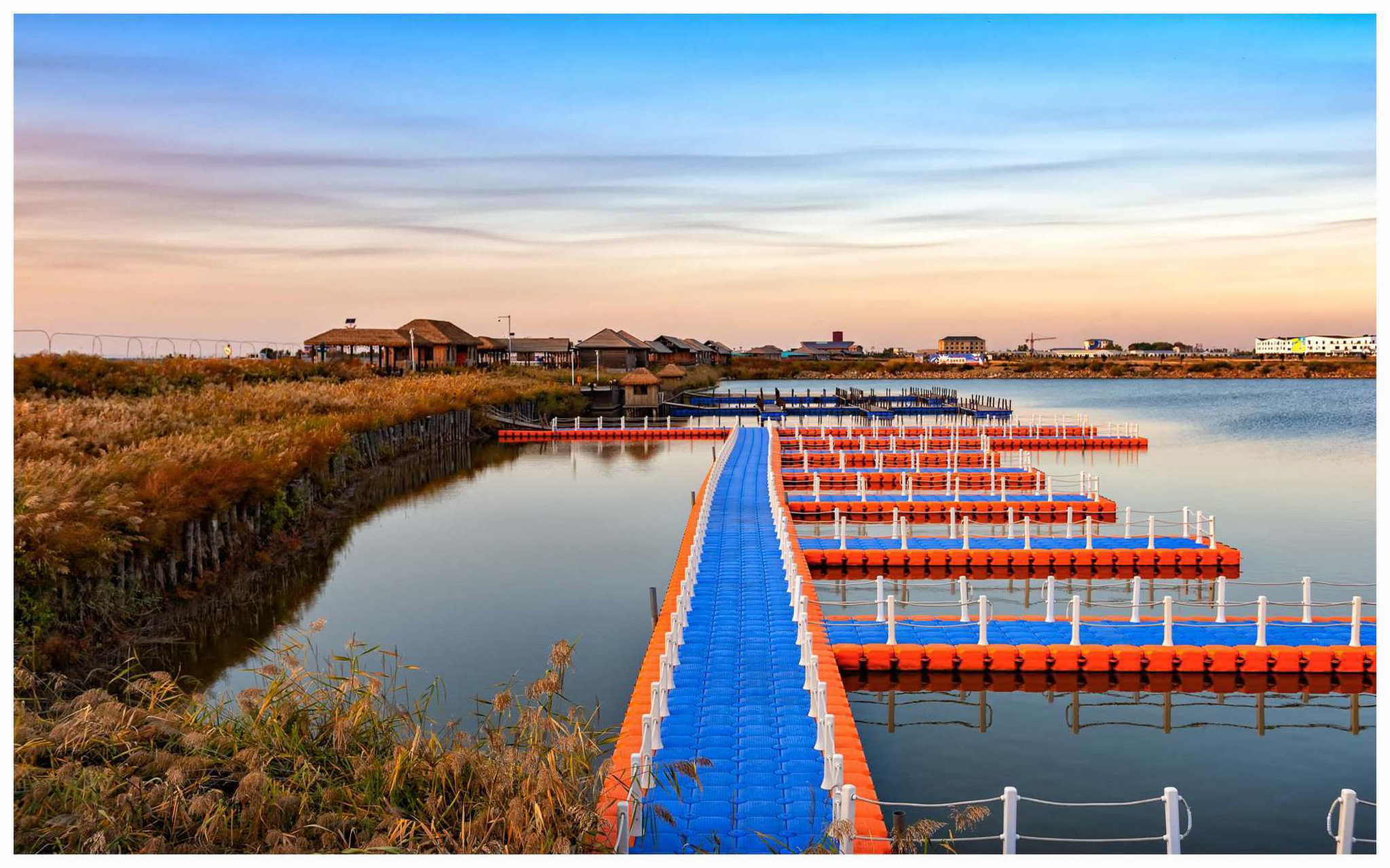 《卧龙湖码头》这是红海滩国家风景廊道景区提供游船服务的码头,你