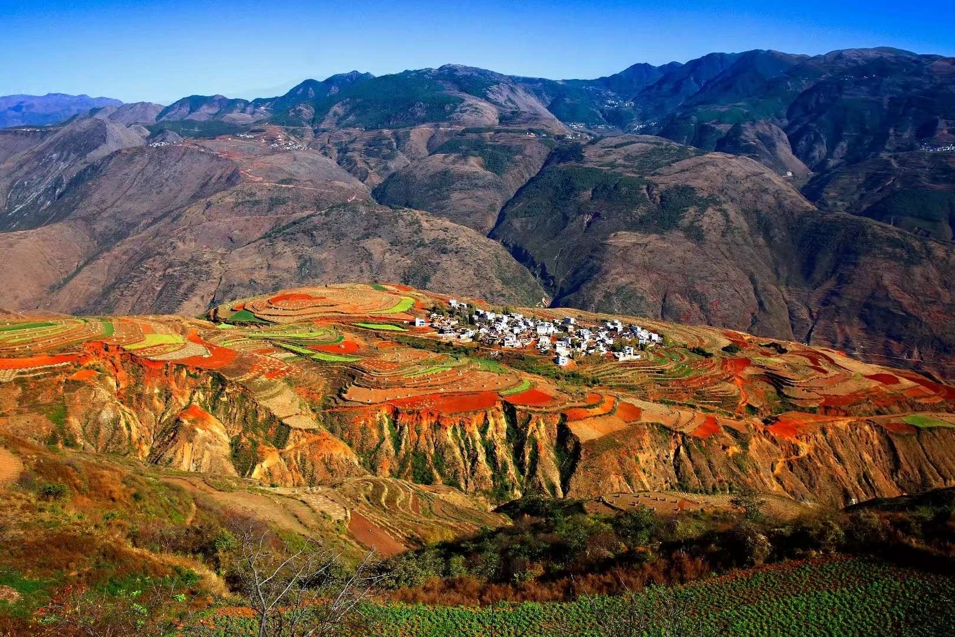 东川红土地 落霞沟图片