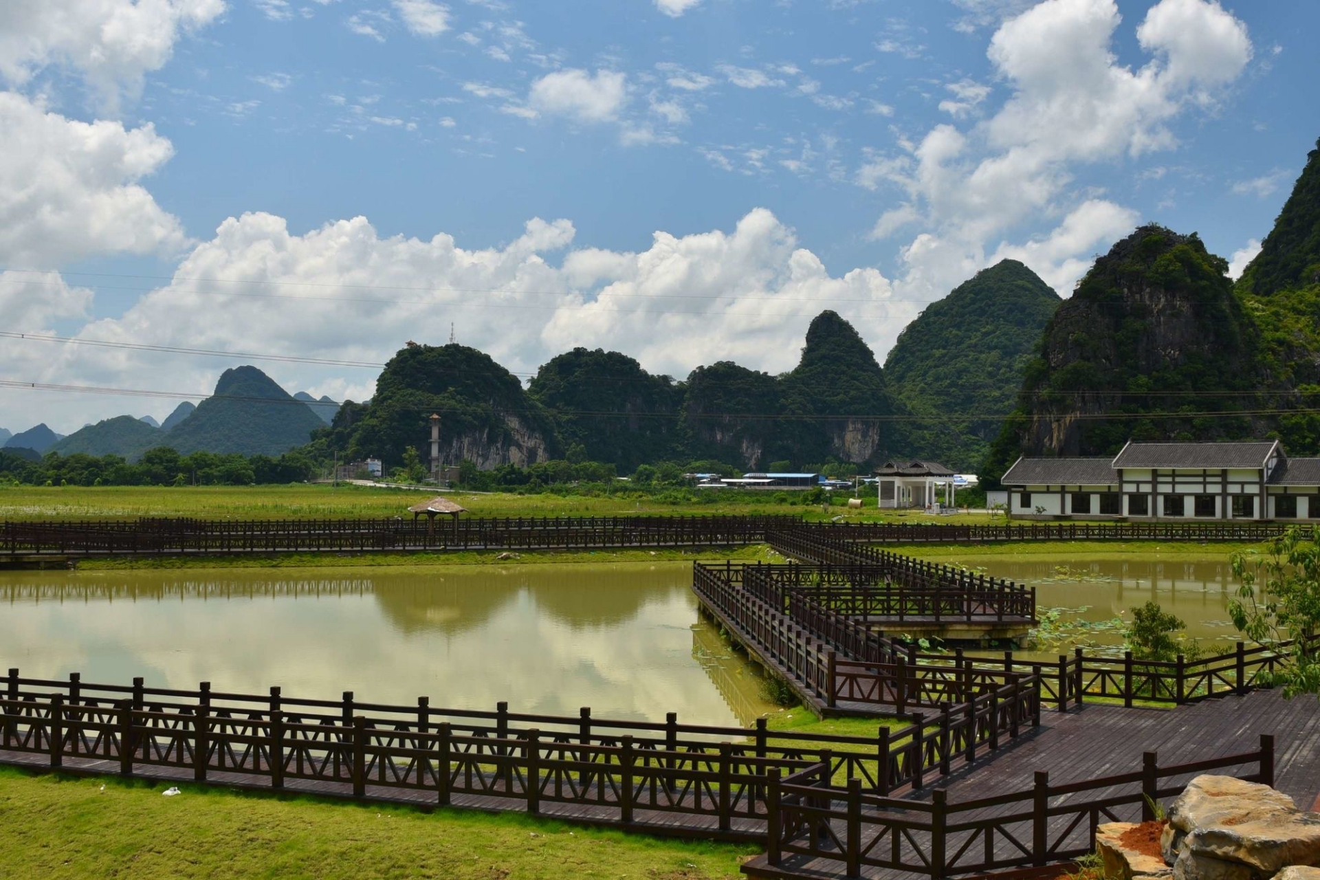 贺州十里画廊景区位于广西钟山县城西北18公里,距贺州30公里,是以
