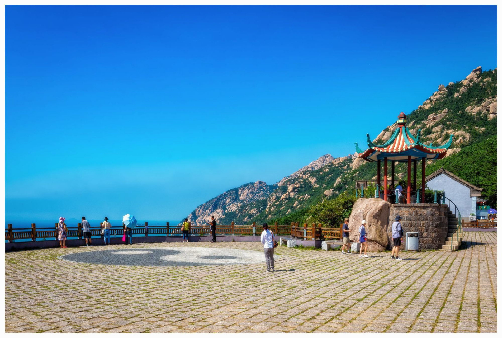 站在崂山的山峦往下观望,你可以观赏到风情万种的崂山海景.