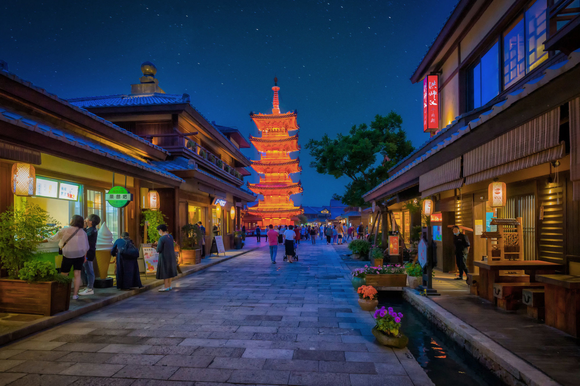 拈花湾 拈花塔是拈花湾小镇主街区的最高点,古朴庄重之中融合了传统