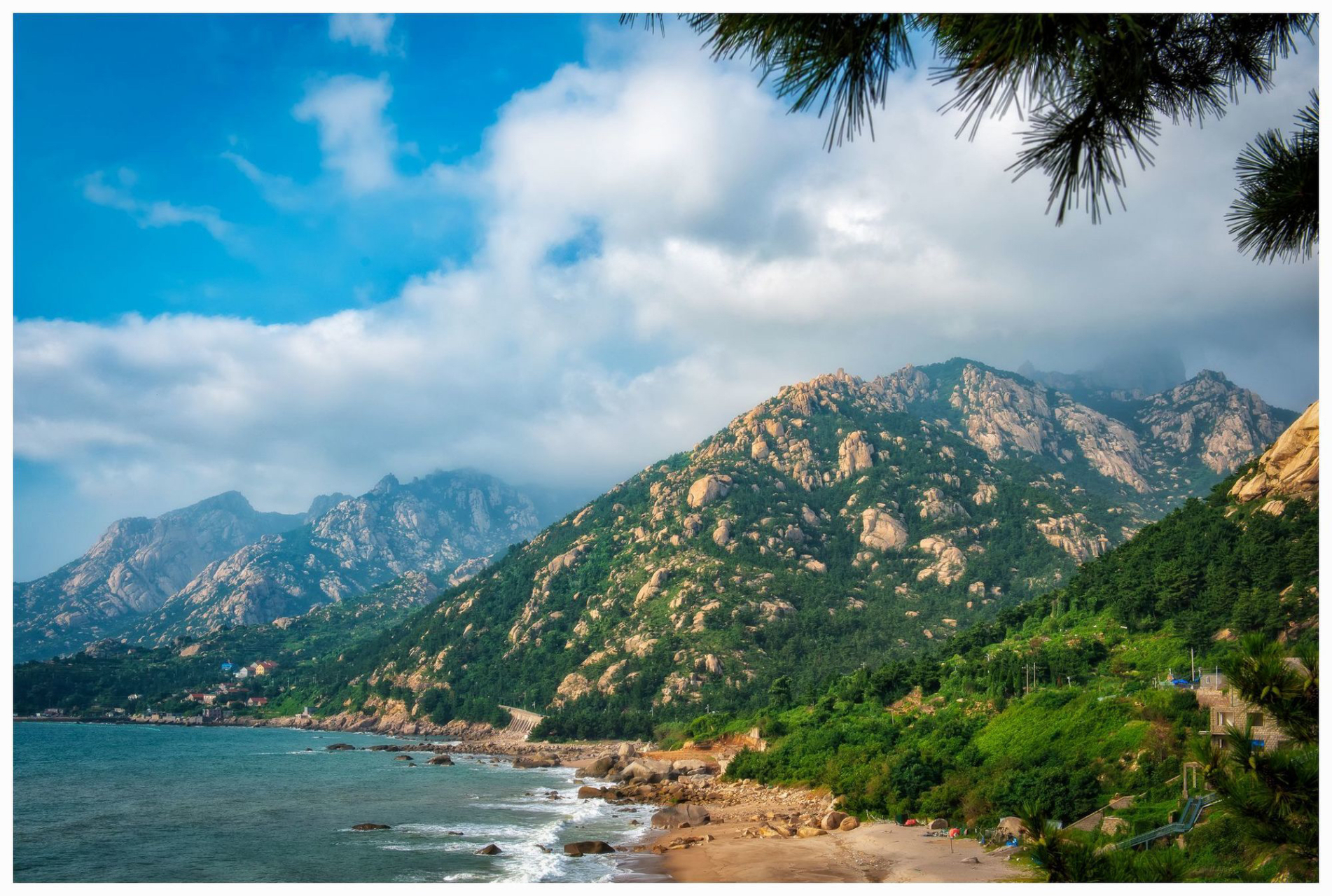 站在崂山的山峦往下观望,你可以观赏到风情万种的崂山海景.