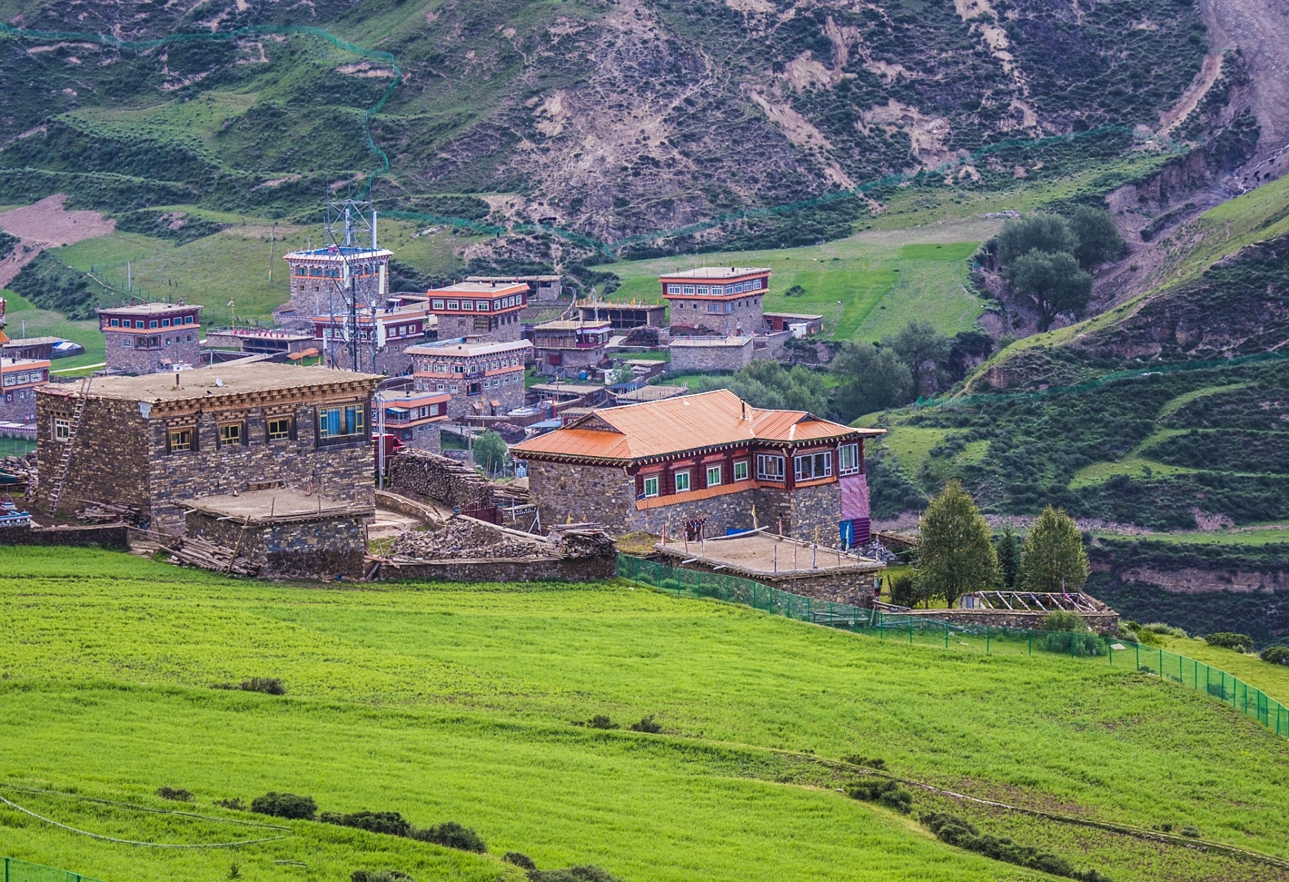 杨各乡,隶属于四川省甘孜藏族自治州色达县,地处色达县境东南部,乡