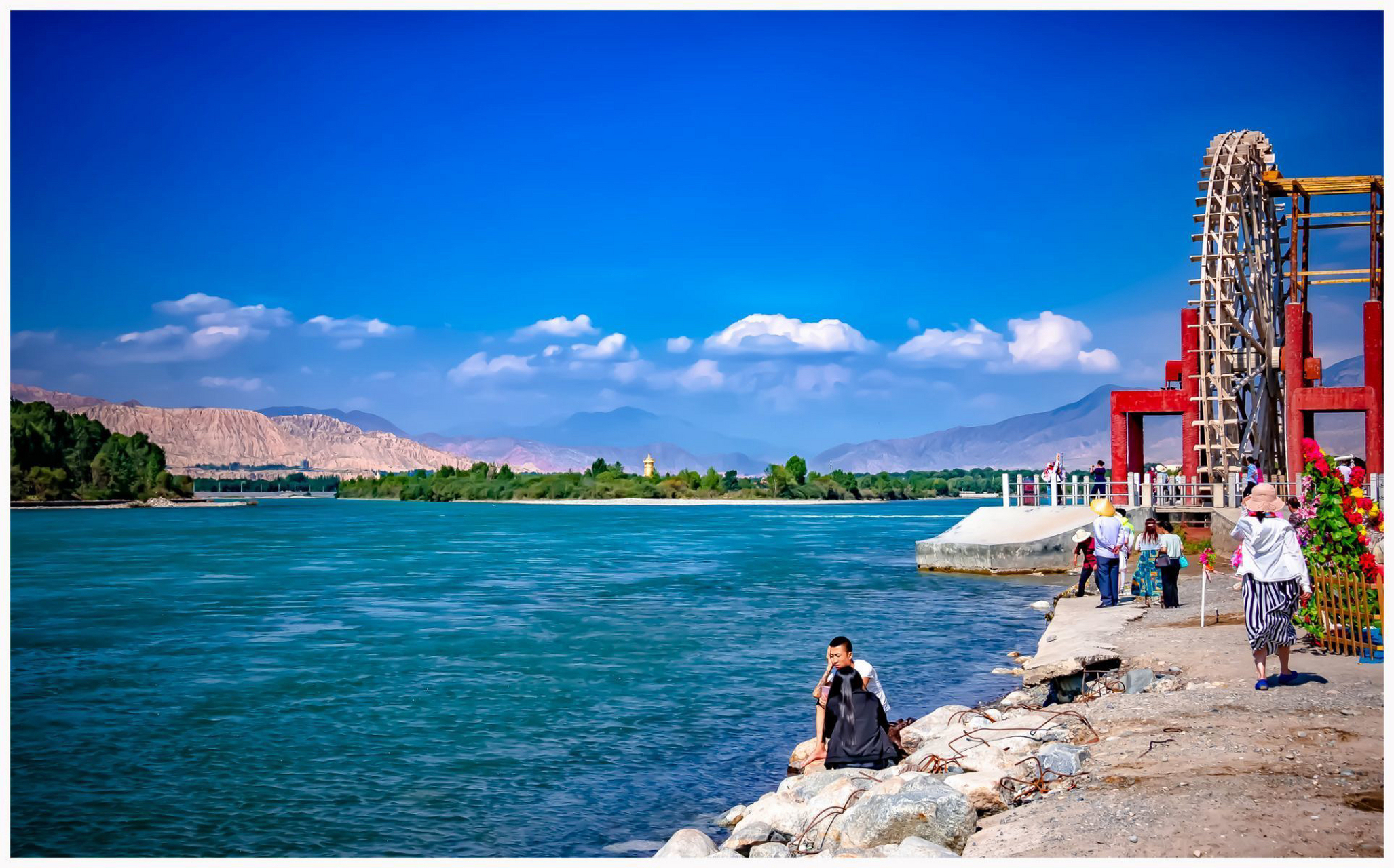 过了贵德黄河大桥就进入了贵德县城区,没多远就到了中华福运轮景区.