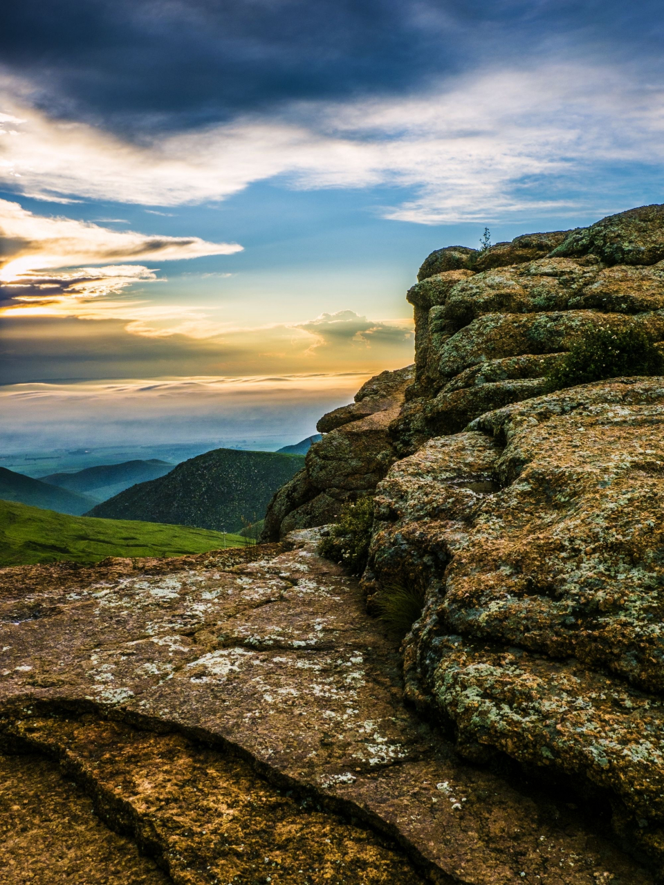 山势蜿蜒飞绝,为坝上地区所少见.山阴有鸳鸯河,由东向西,归入洋河.