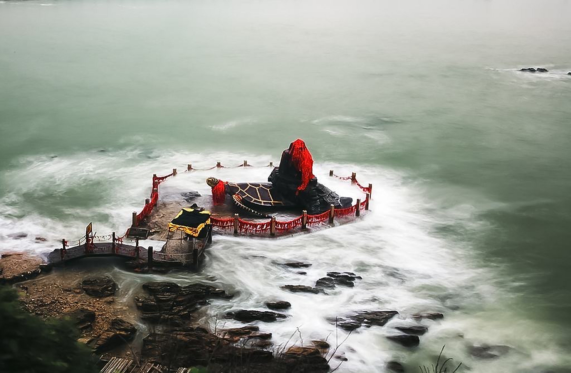 北海爱情岛 海枯石烂,是根据一个美丽的传说,人造的一个景点,当地人又
