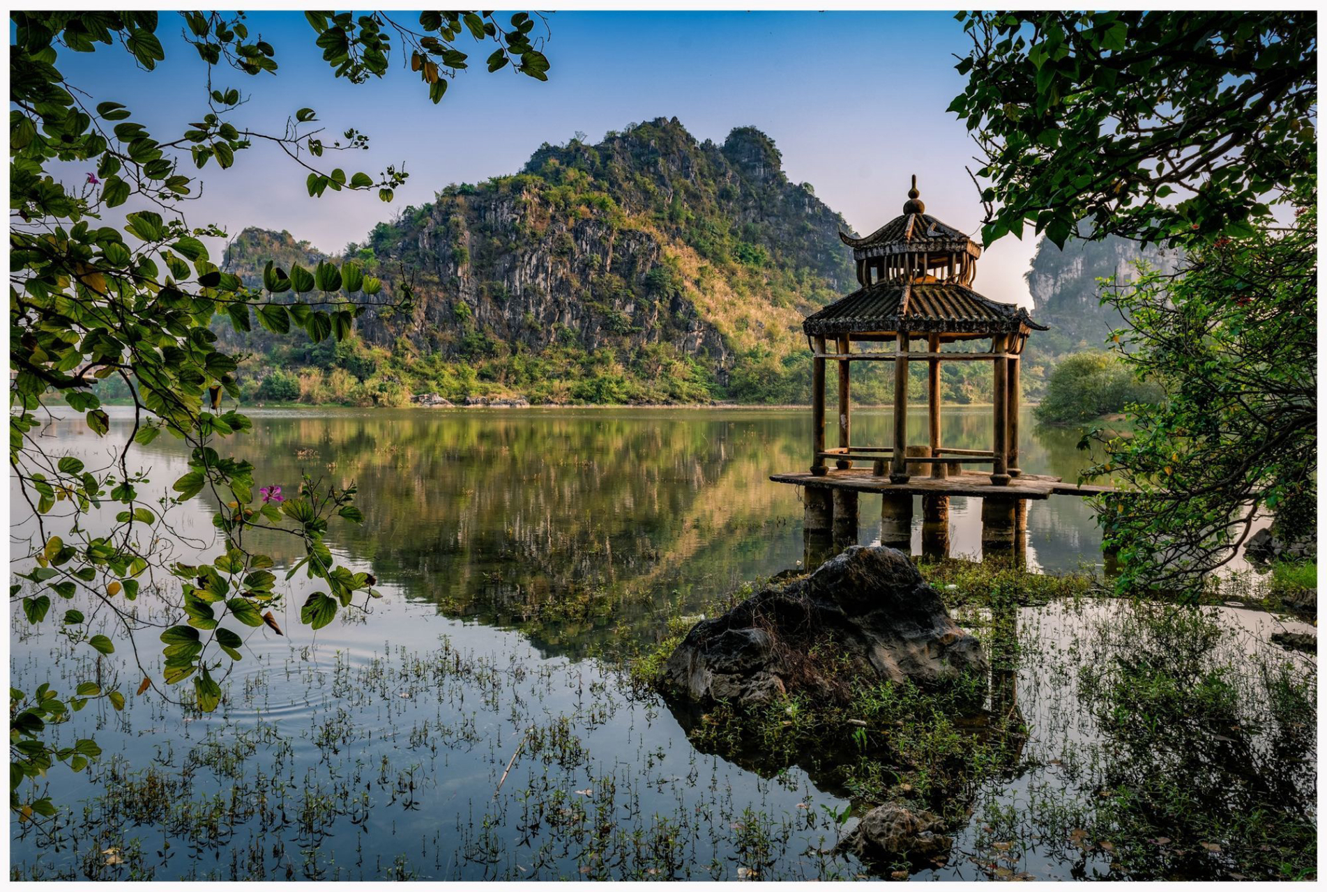 龙珠湖坐落在玉林市陆川县城北的珊罗田龙村,景区内一座座石山拔地而