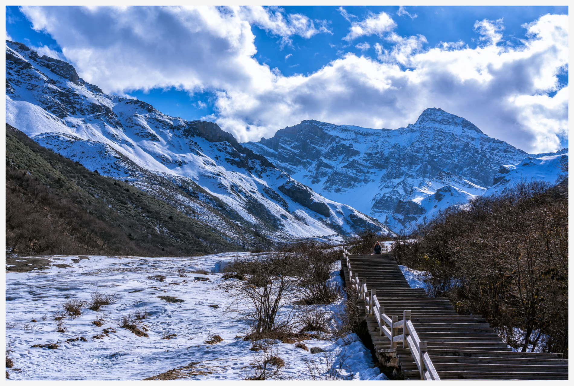 黄龙景区位于四川省阿坝藏族羌族自治州松潘县境内,以彩池,雪山,峡谷
