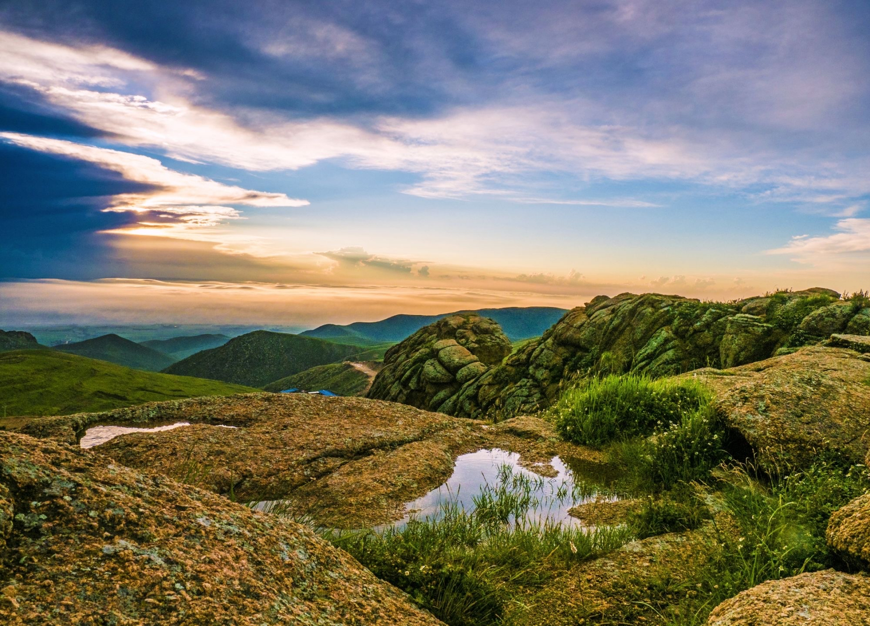山阴有鸳鸯河,由东向西,归入洋河.
