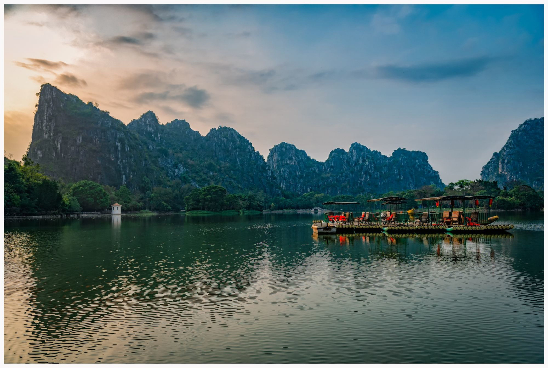 龙珠湖坐落在玉林市陆川县城北的珊罗田龙村,景区内一座座石山拔地而