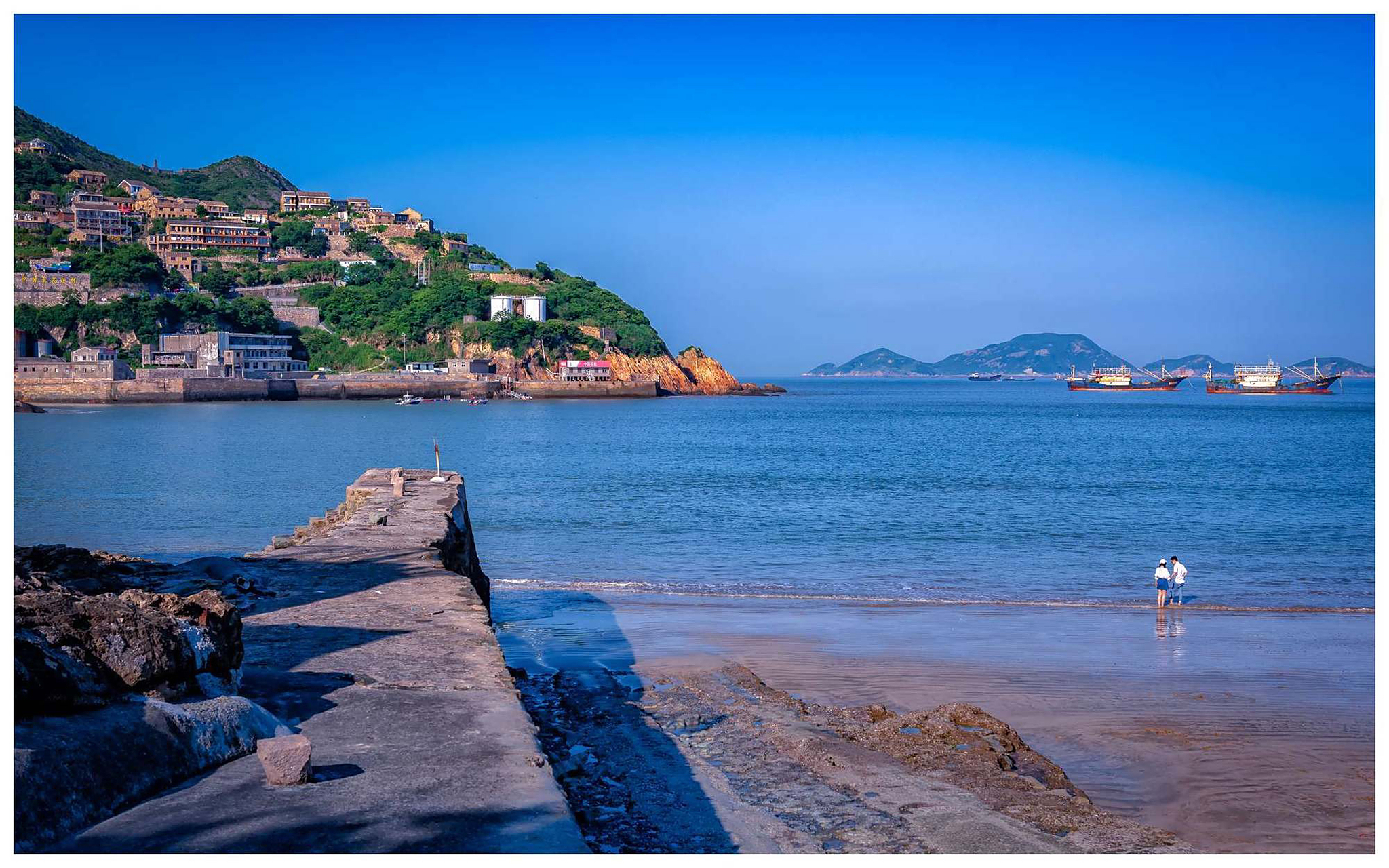 温岭金沙滩位于温岭石塘镇车关村,因沙质金黄细腻而得名,并具有坡度