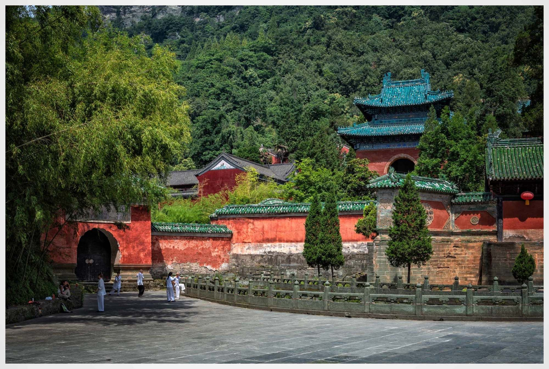 紫宵宫,又名"太元紫霄宫",坐落在武当山展旗峰下,这里群峰环绕,松柏