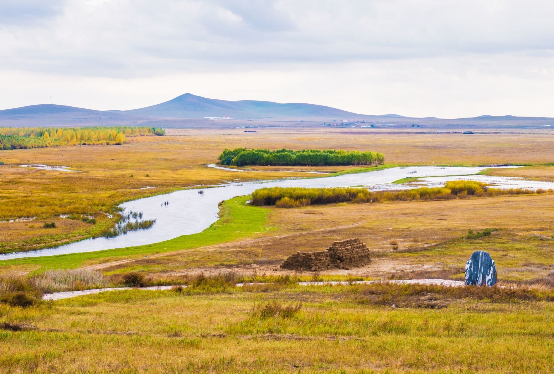 乌拉盖草原   乌拉盖草原因乌拉盖河得名,地处锡林郭勒盟,兴安盟和