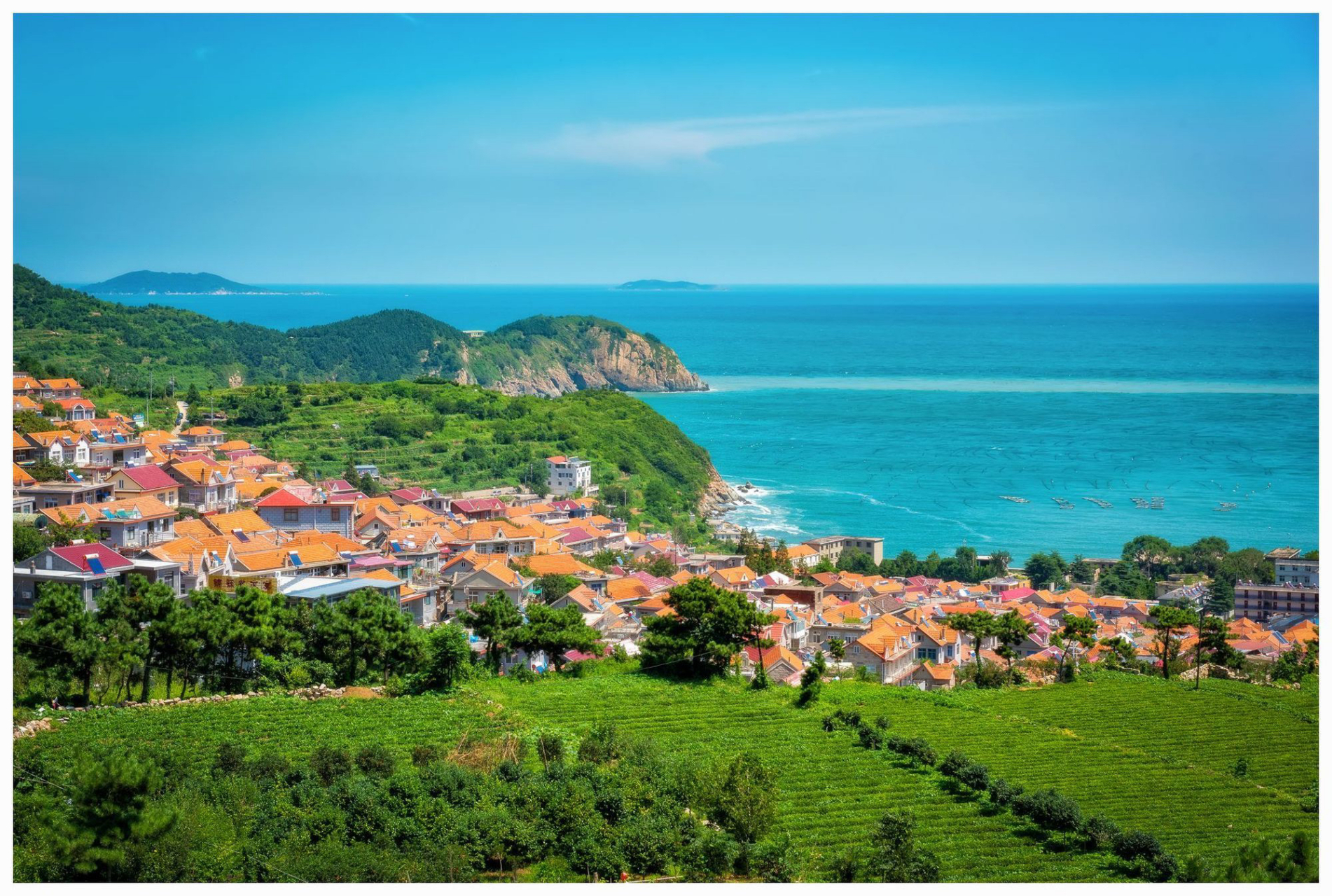 站在崂山的山峦往下观望,你可以观赏到风情万种的崂山海景.