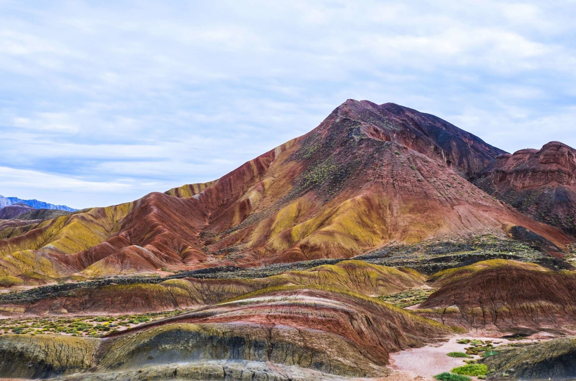 七彩丹霞地貌群位于甘肃省张掖市临泽县倪家营乡南台村,平均海拔1850