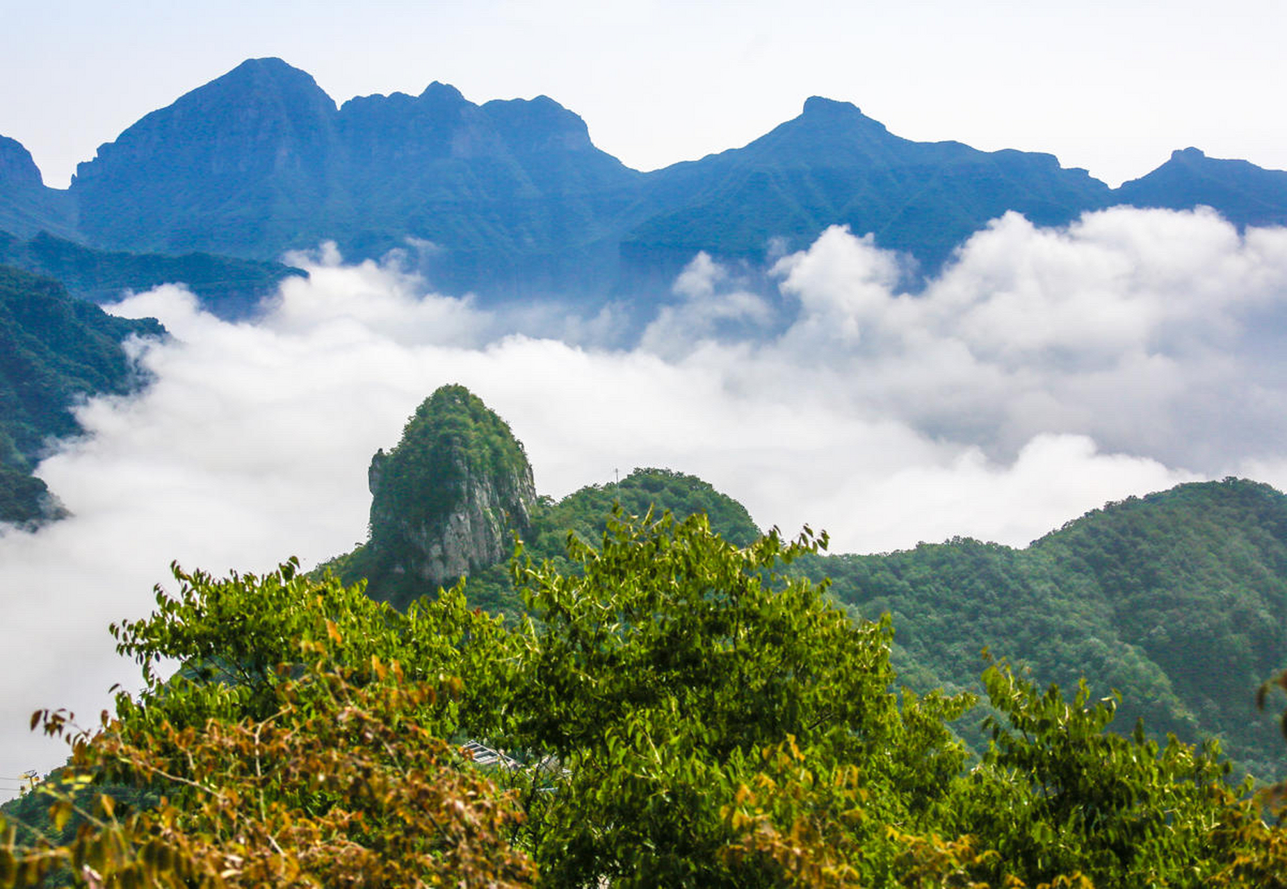 天界山老爷顶 老爷顶座落在天界山风景区,是一座独立的孤峰,拔地而起