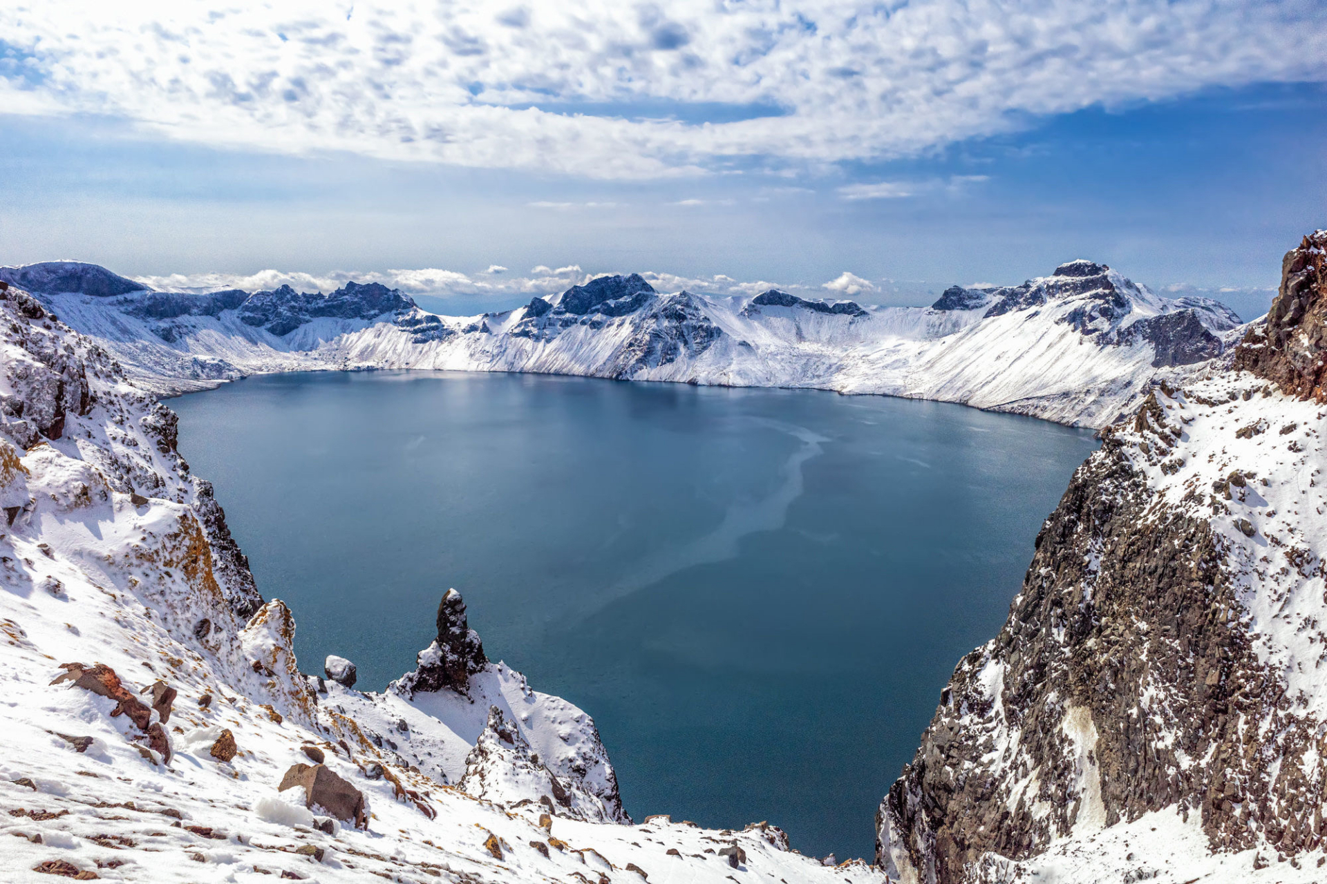 登上长白山主峰,你的眼前就是世界著名的最高火山口湖泊——长白山