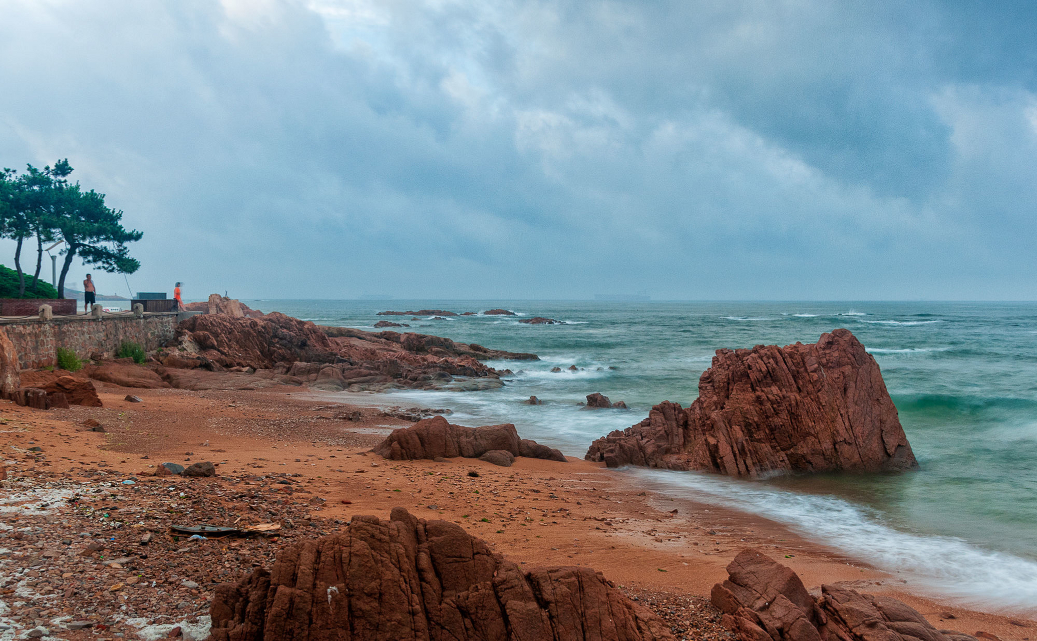 青岛 清晨漫步海边,用慢门拍摄海浪和礁石,那如梦似幻的意境总能让我