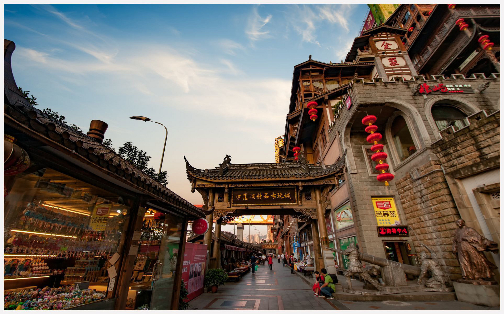 洪崖洞位于重庆市中心,以最具巴渝传统建筑特色的"吊脚楼"风貌为主体