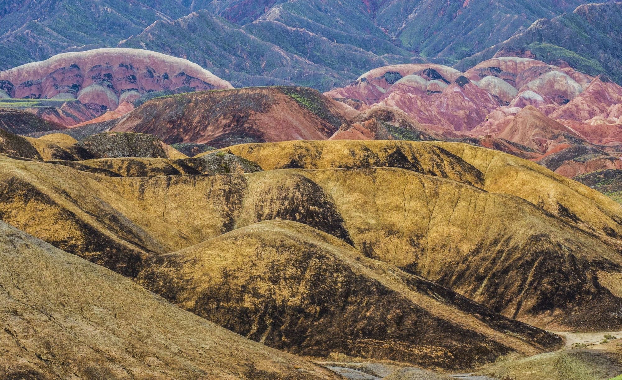 七彩丹霞地貌群位于甘肃省张掖市临泽县倪家营乡南台村,平均海拔1850