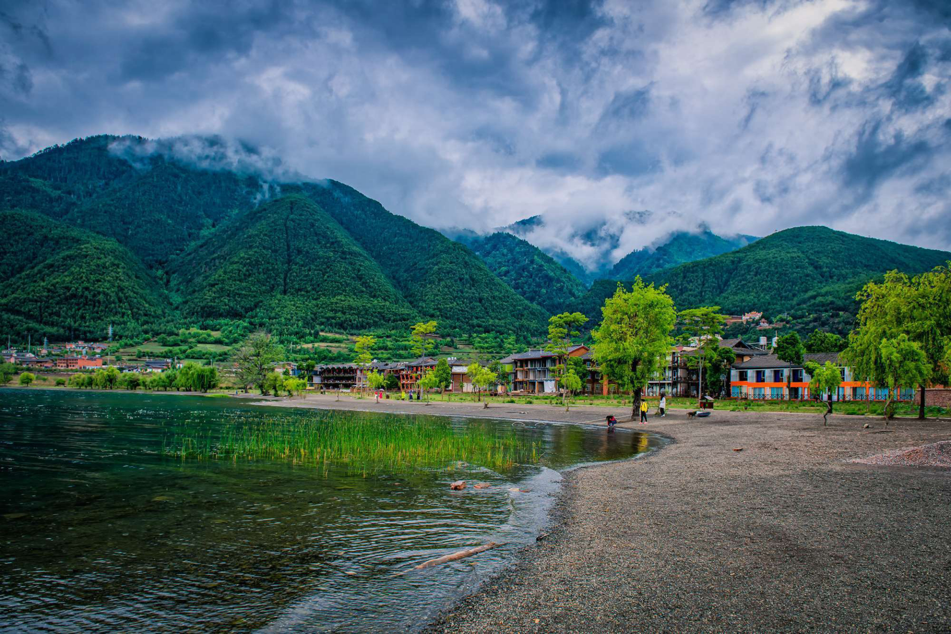 《大洛水村》大落水村位于从宁蒗前往永宁的公路边,毗邻泸沽湖,是游客