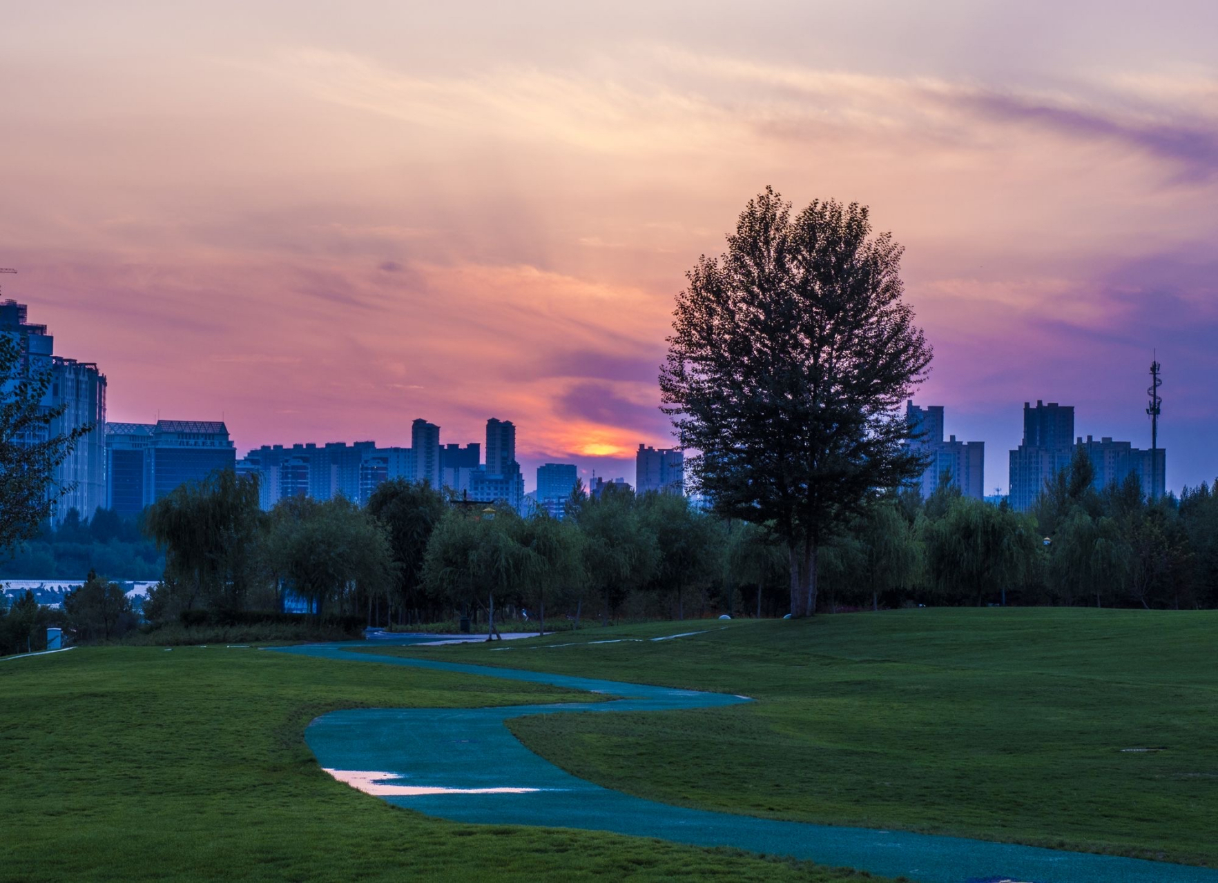 乌兰木伦湖的日出日落
