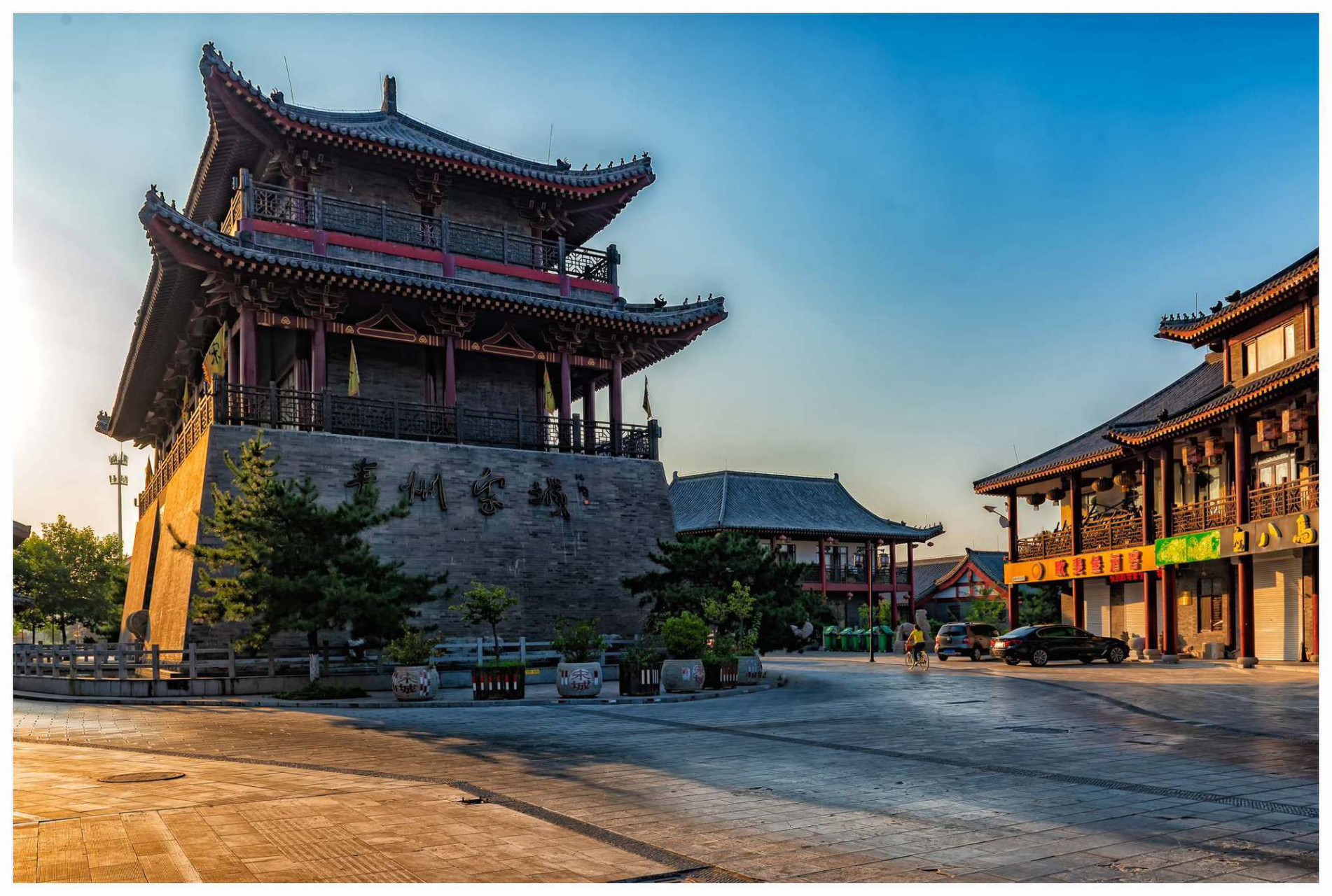 "宋城"是青州市打造古城风貌的第一个城建项目,它的建设以万年桥为