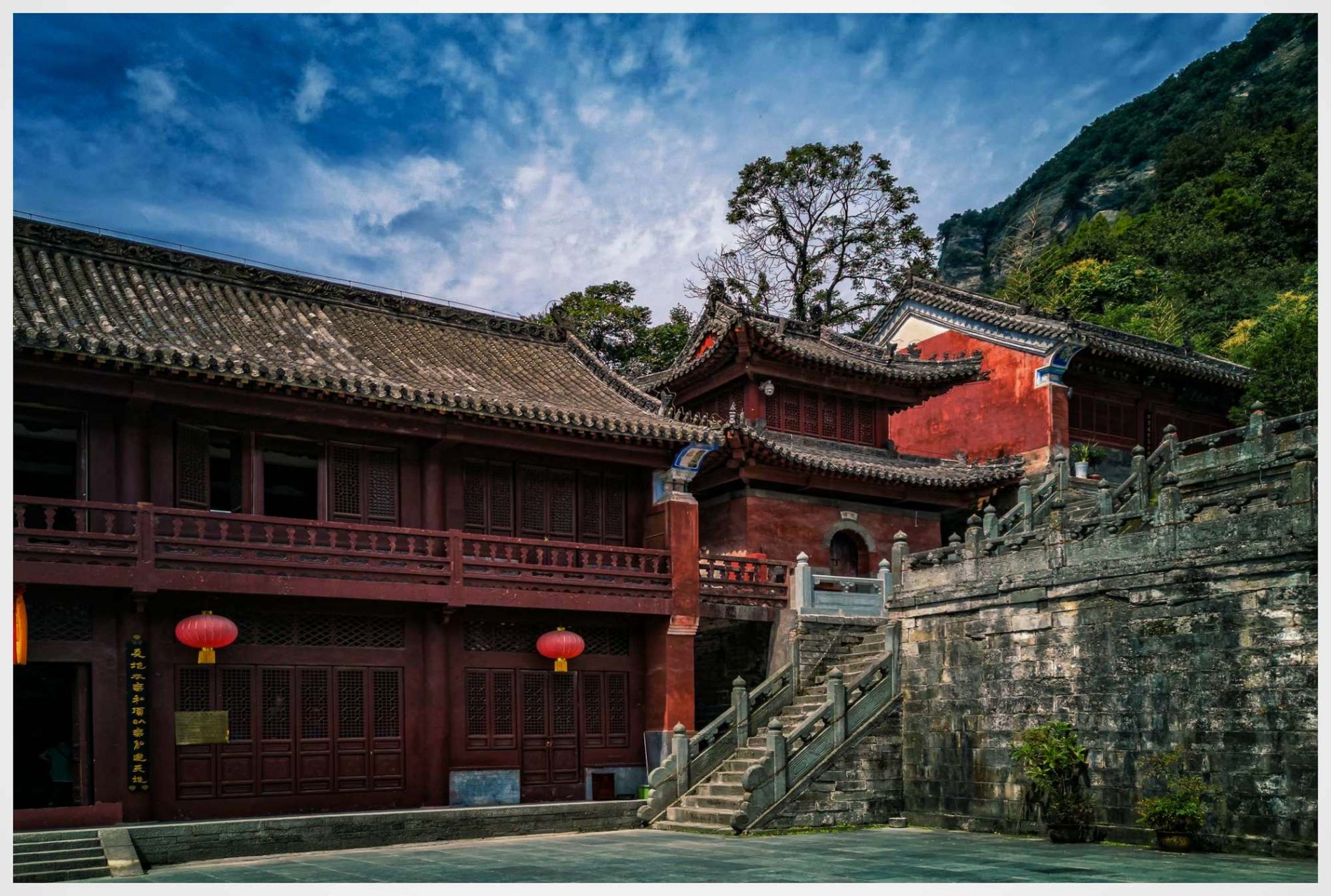 紫宵宫,又名"太元紫霄宫",坐落在武当山展旗峰下,这里群峰环绕,松柏