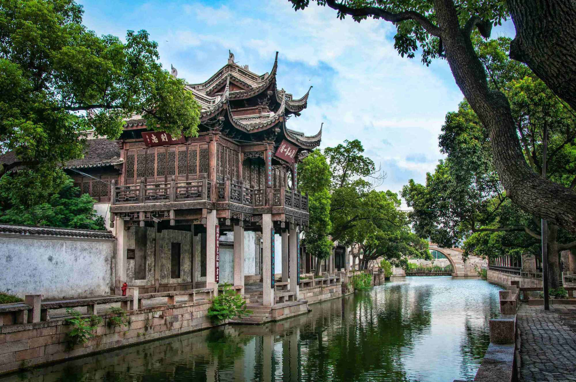 惠山古镇是无锡市标志性的旅游景点之一,地处无锡市西,锡山与惠山的