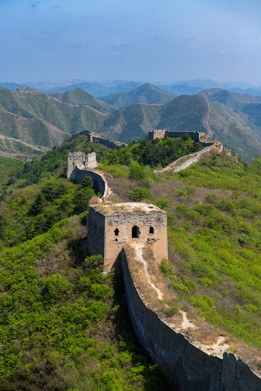 大理石长城是白羊峪长城 的一部分,位于河北迁安市北20公里的大崔庄镇