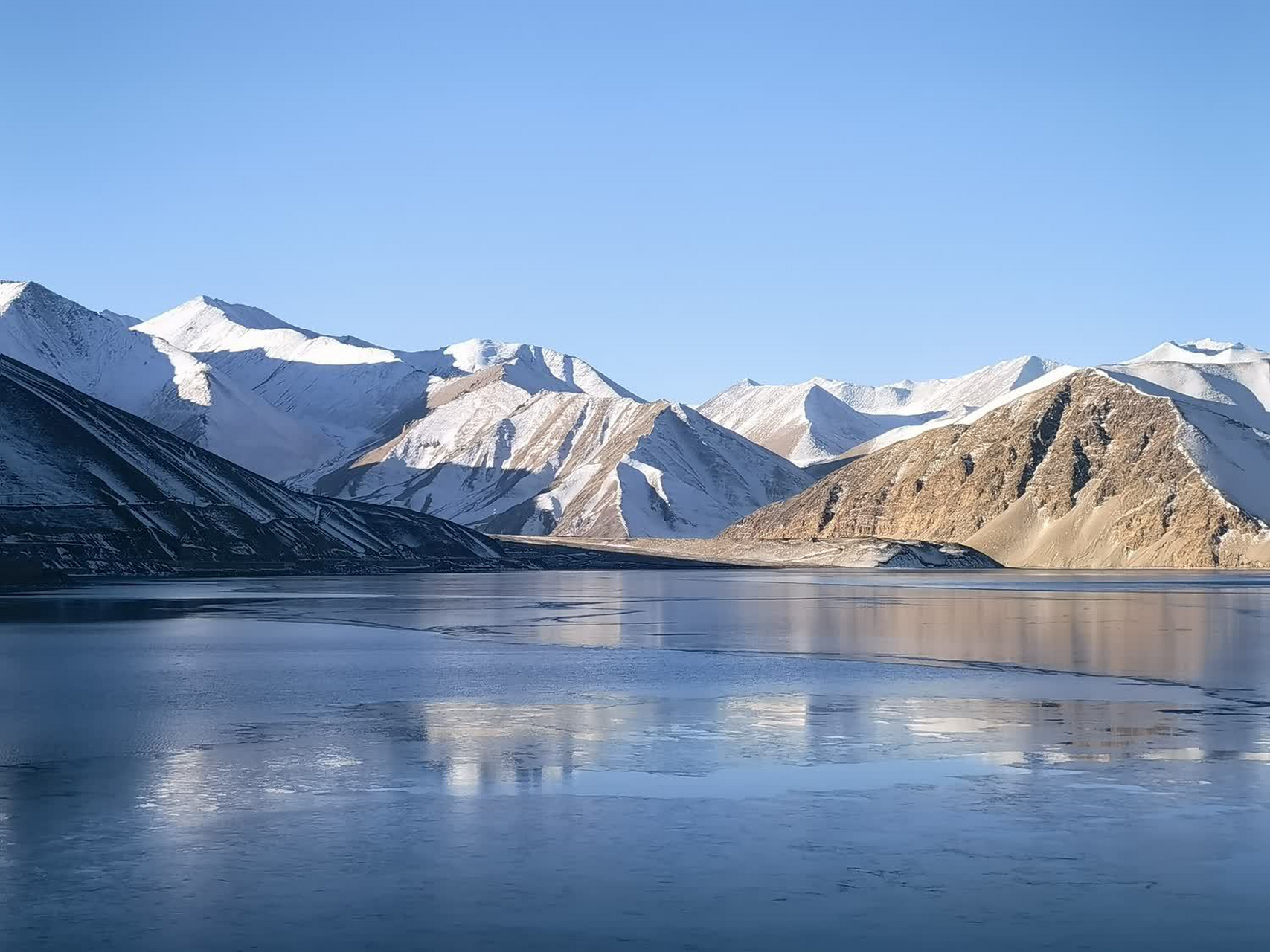 隐藏在雪山下的冰湖奇迹  臃肿的羽绒服,笨重的雪地靴,一路跋山涉水