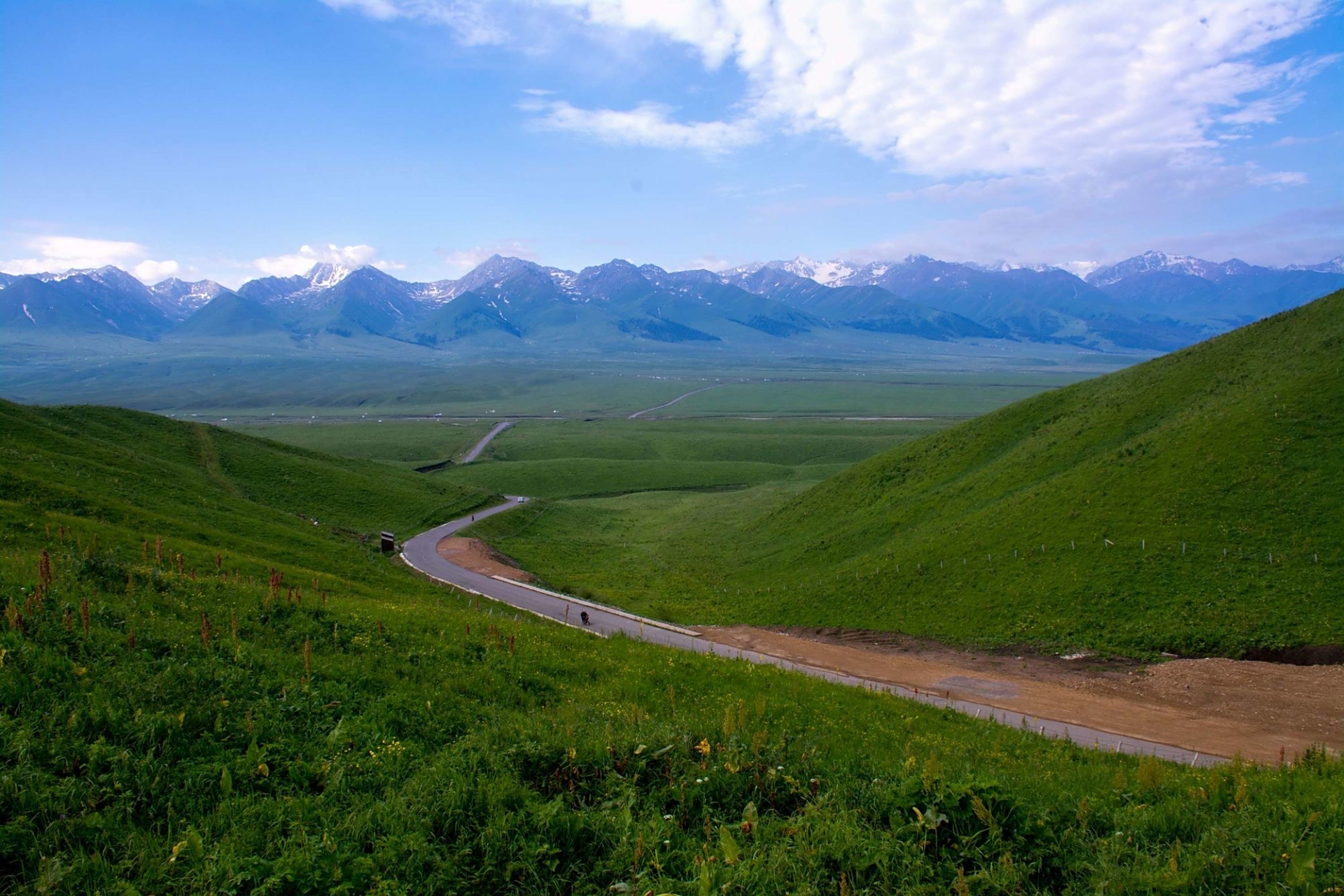 唐布拉草原位于新疆维吾尔自治区伊犁地区尼勒克县境内东部,自尼勒克