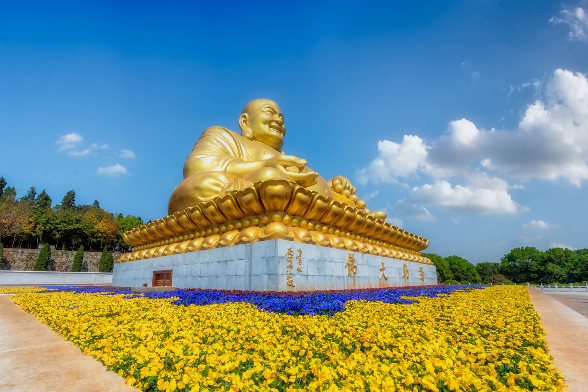 弥勒锦屏山 锦屏山山形独特,钟灵毓秀,气势磅礴,仿佛一道巨大的屏风