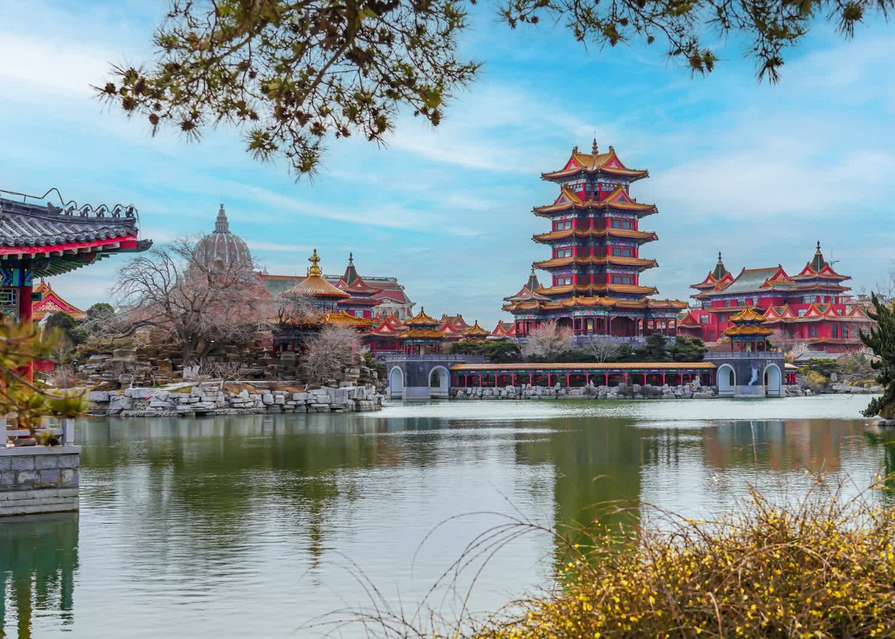 三仙山风景区位于烟台市蓬莱区北端的黄海之滨,西与八仙过海景区,三