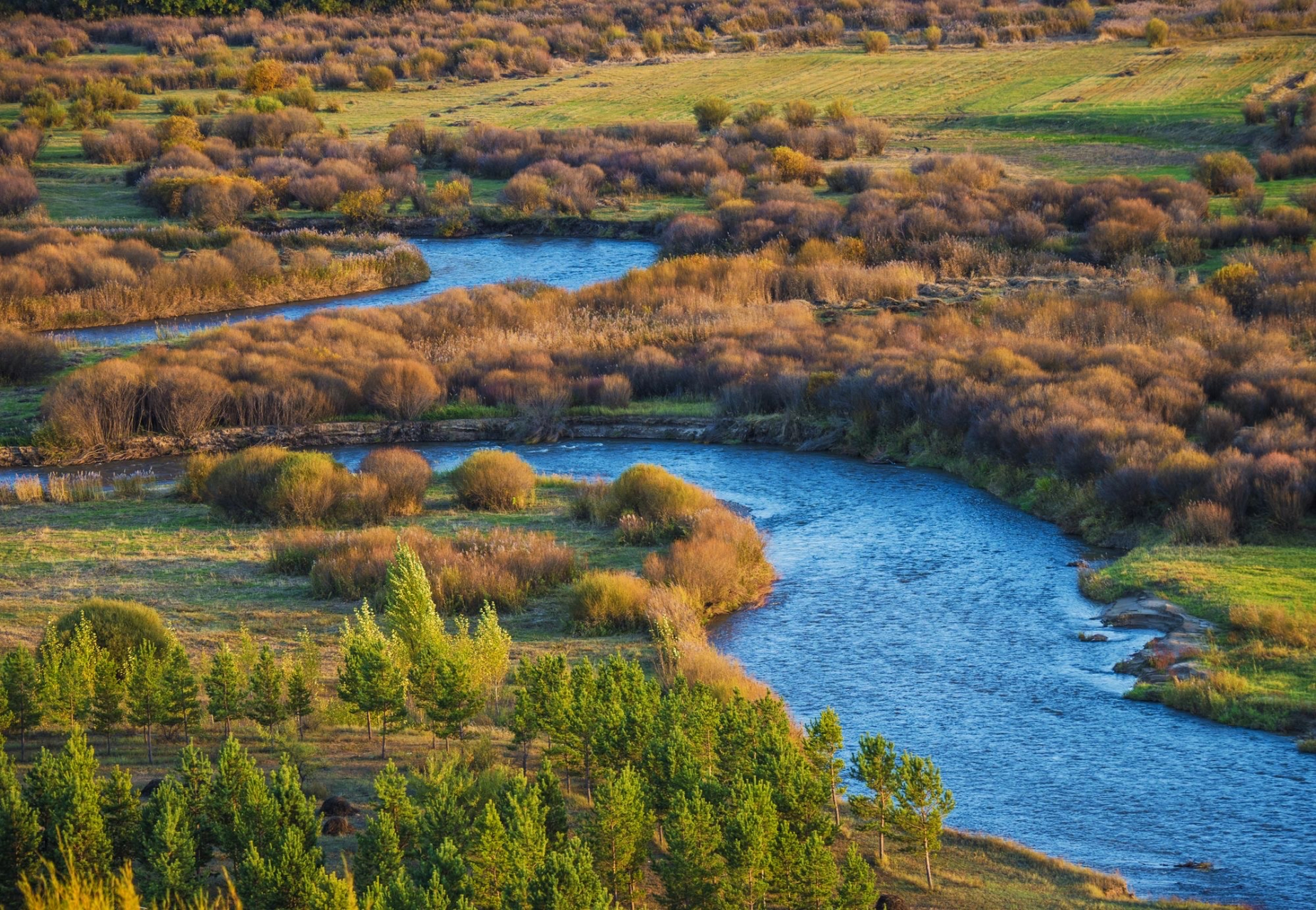 西拉木伦河在蒙古语中,意为黄色的河.