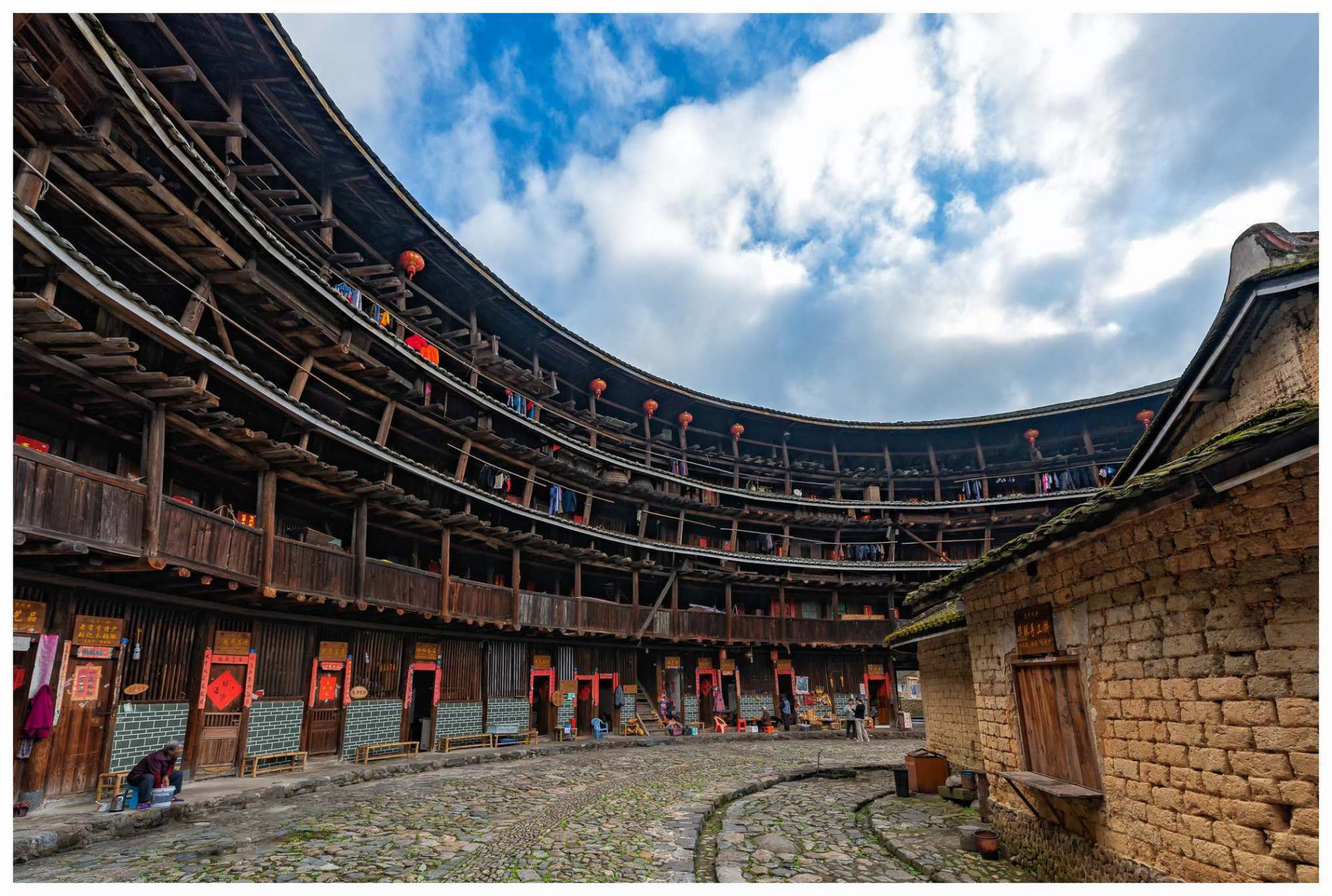 田螺坑土楼景区位于南靖县苏洋镇,在群山中的一块低洼处,山坡上的梯田