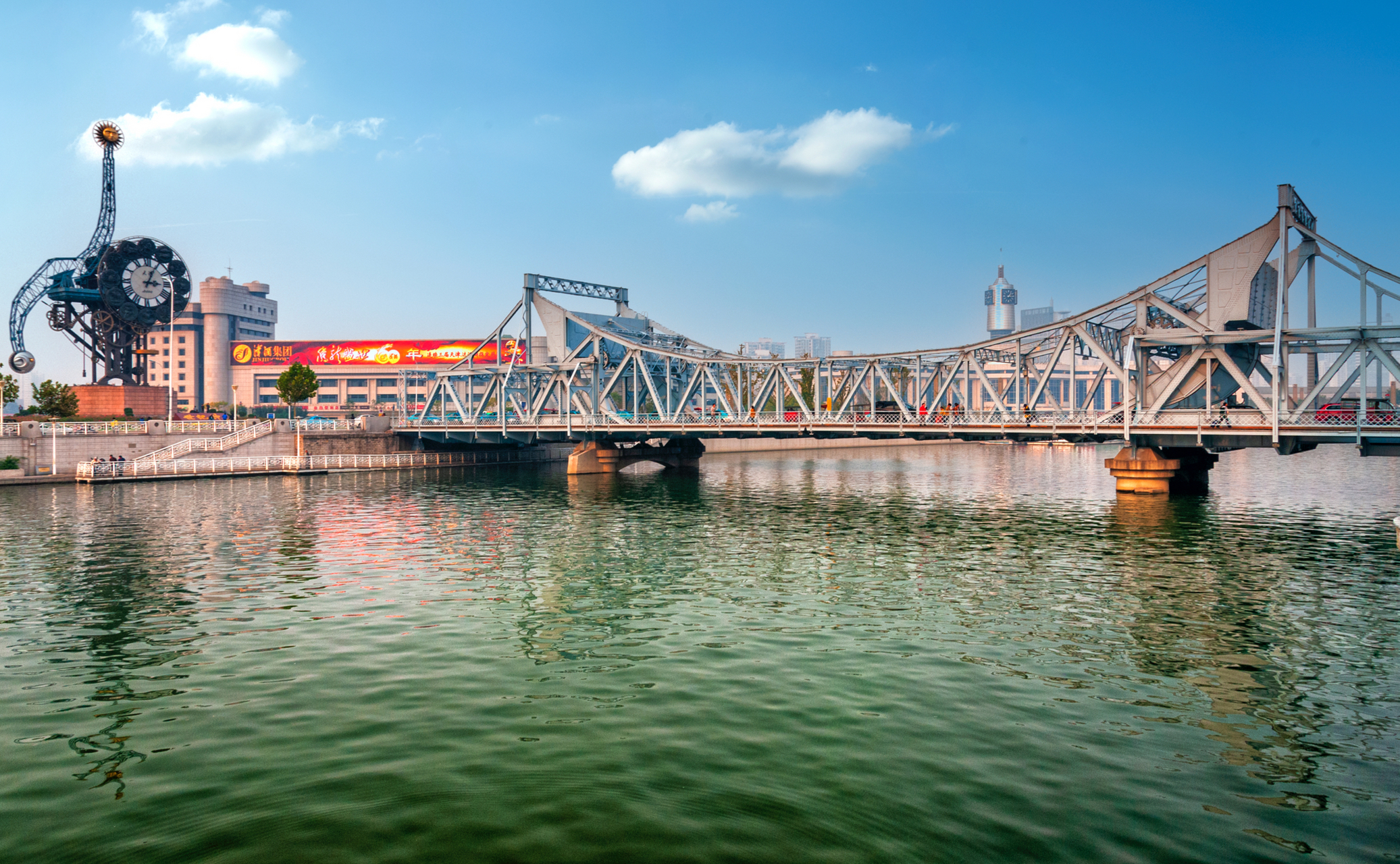 解放桥 天津解放桥位于天津火车站(东站)与解放北路之间的海河上,是