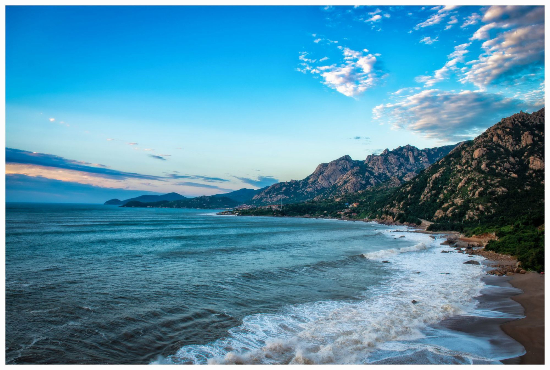 站在崂山的山峦往下观望,你可以观赏到风情万种的崂山海景.