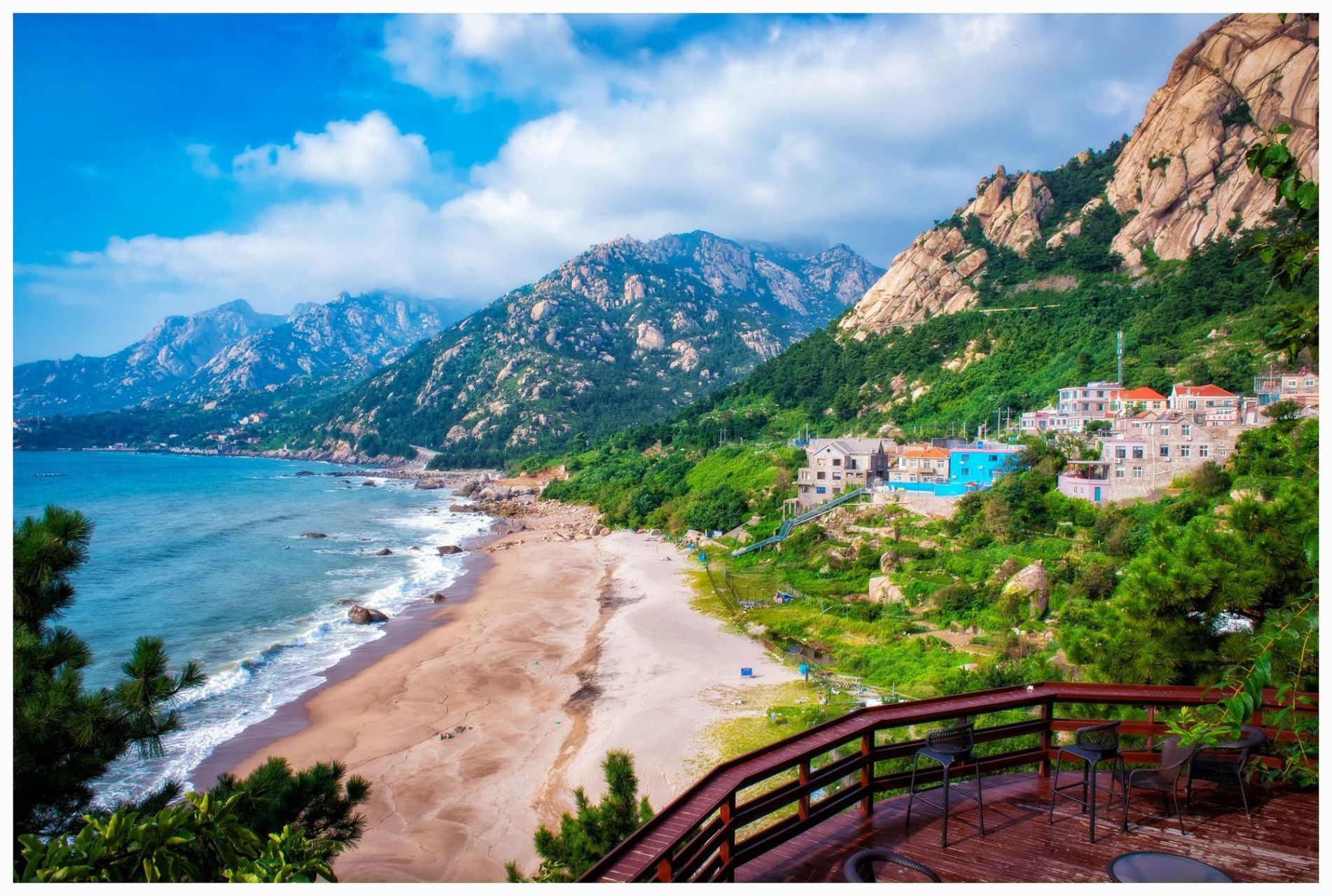 站在崂山的山峦往下观望,你可以观赏到风情万种的崂山海景.