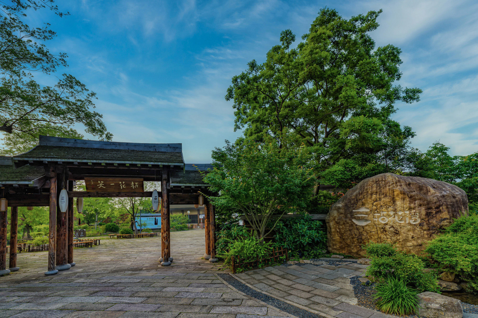 灵山小镇·拈花湾位于无锡马山国家风景名胜区的山水之间,小镇整体